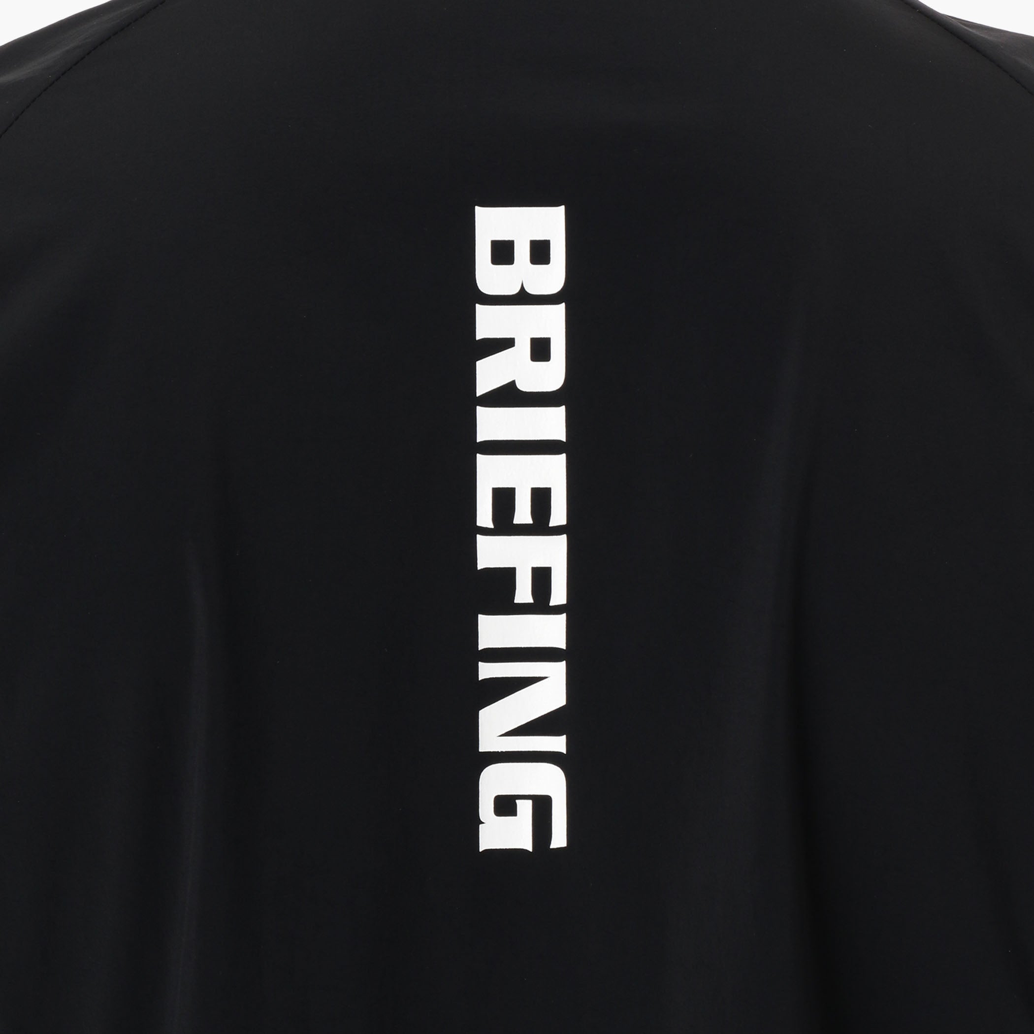 背面には大胆にBRIEFINGロゴのプリントを配置。
