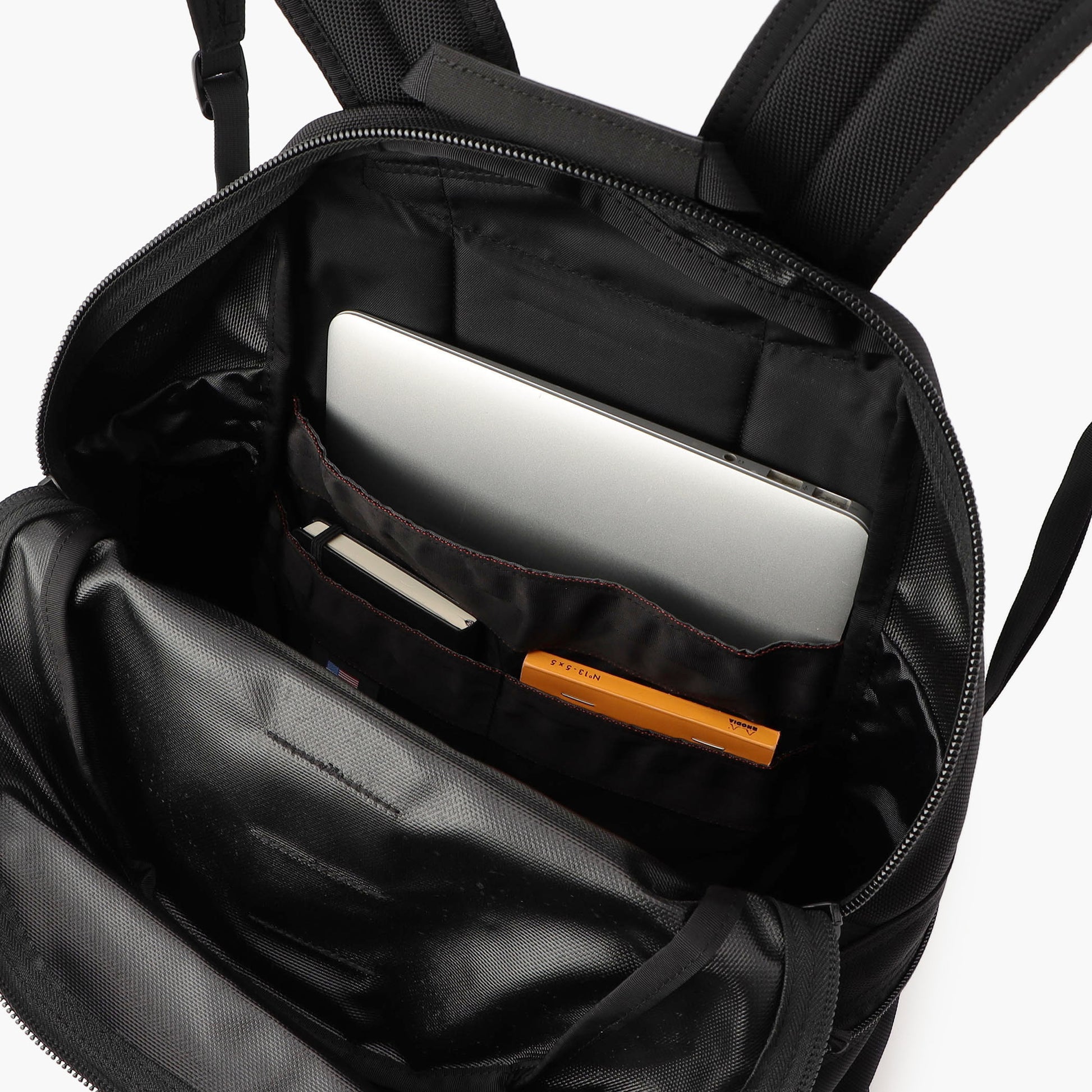 メイン収納部にはPCスリーブ他2つのポケットを完備。PCスリーブには15インチ程度までのPCを収納可能。
