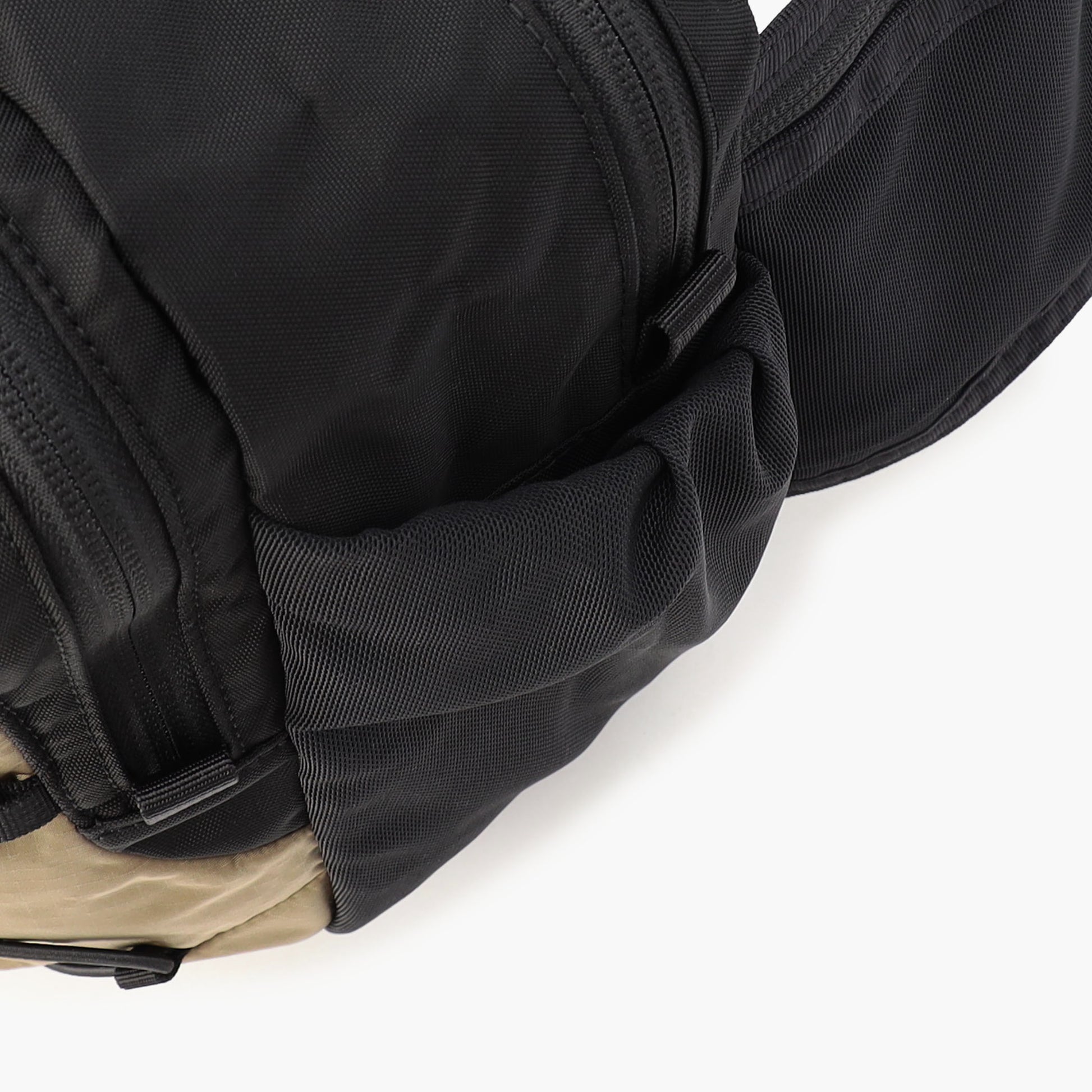 サイドポケットは350mlペットボトルがすっぽり収納できる大きさ。伸縮性のあるメッシュ素材を採用し、高さがはみ出てもしっかりホールドしてくれます。