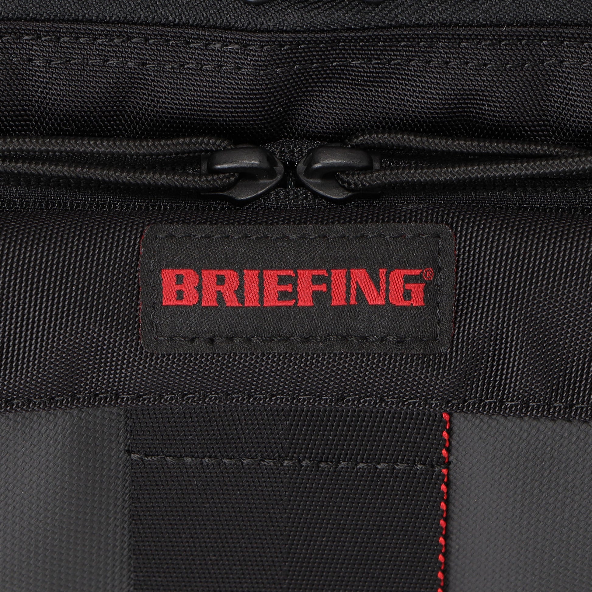 軽量でハリのある風合いが特徴の840 D CORDURA AIRと、ポリカーボネート樹脂を使用した1220×1830 POLYCORDURA素材を使用。