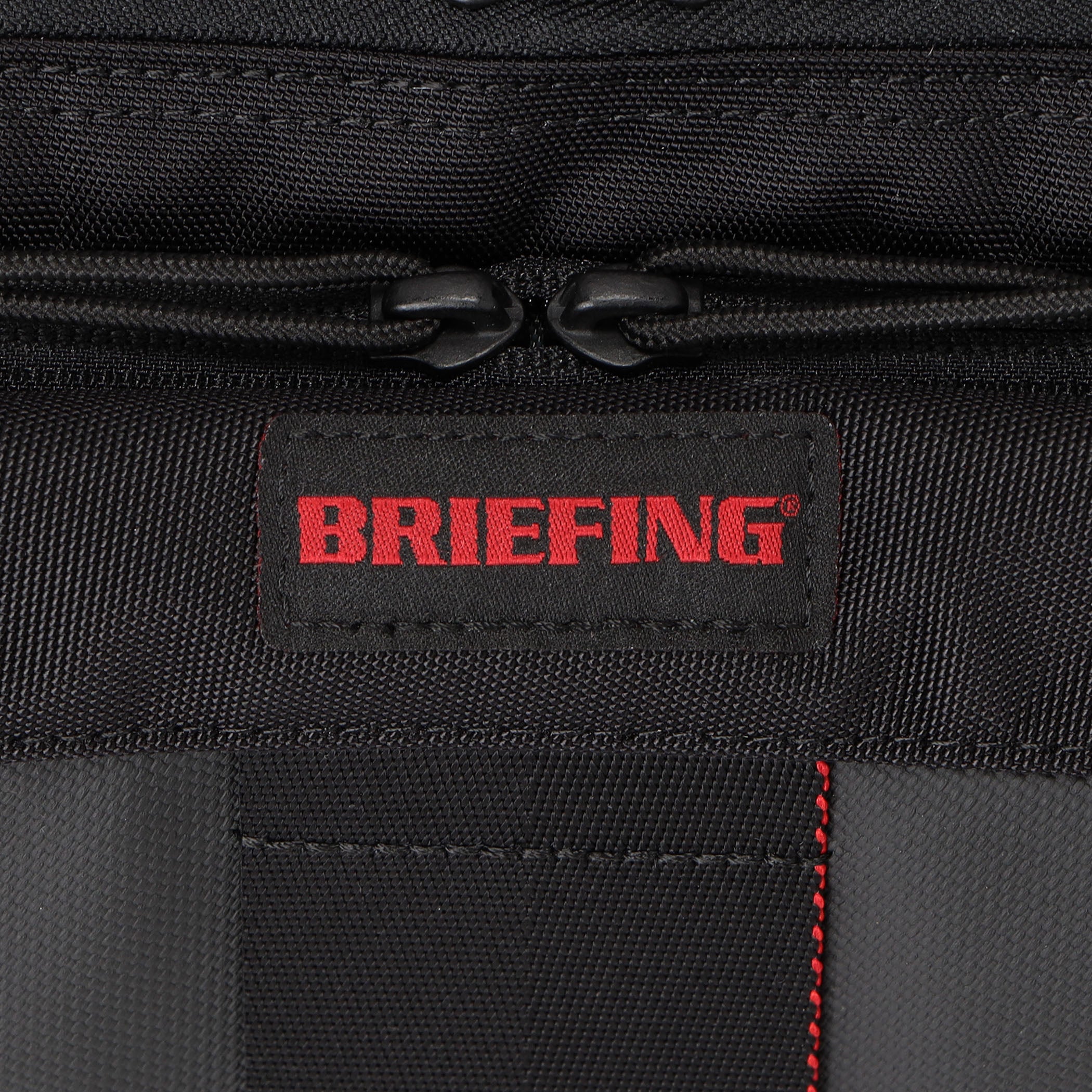 軽量でハリのある風合いが特徴の840 D CORDURA AIRと、ポリカーボネート樹脂を使用した1220×1830 POLYCORDURA素材を使用。
