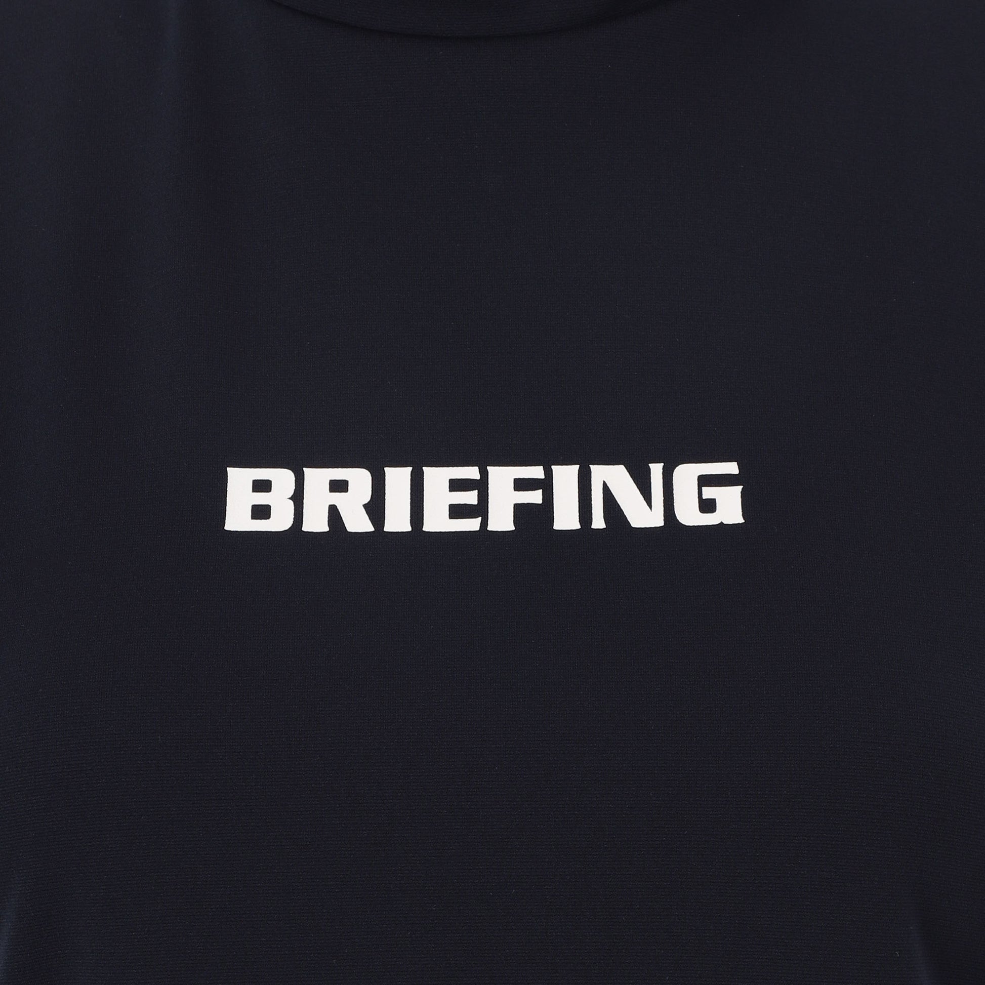 胸元にもBRIEFINGロゴを配し、さりげないアクセントに。