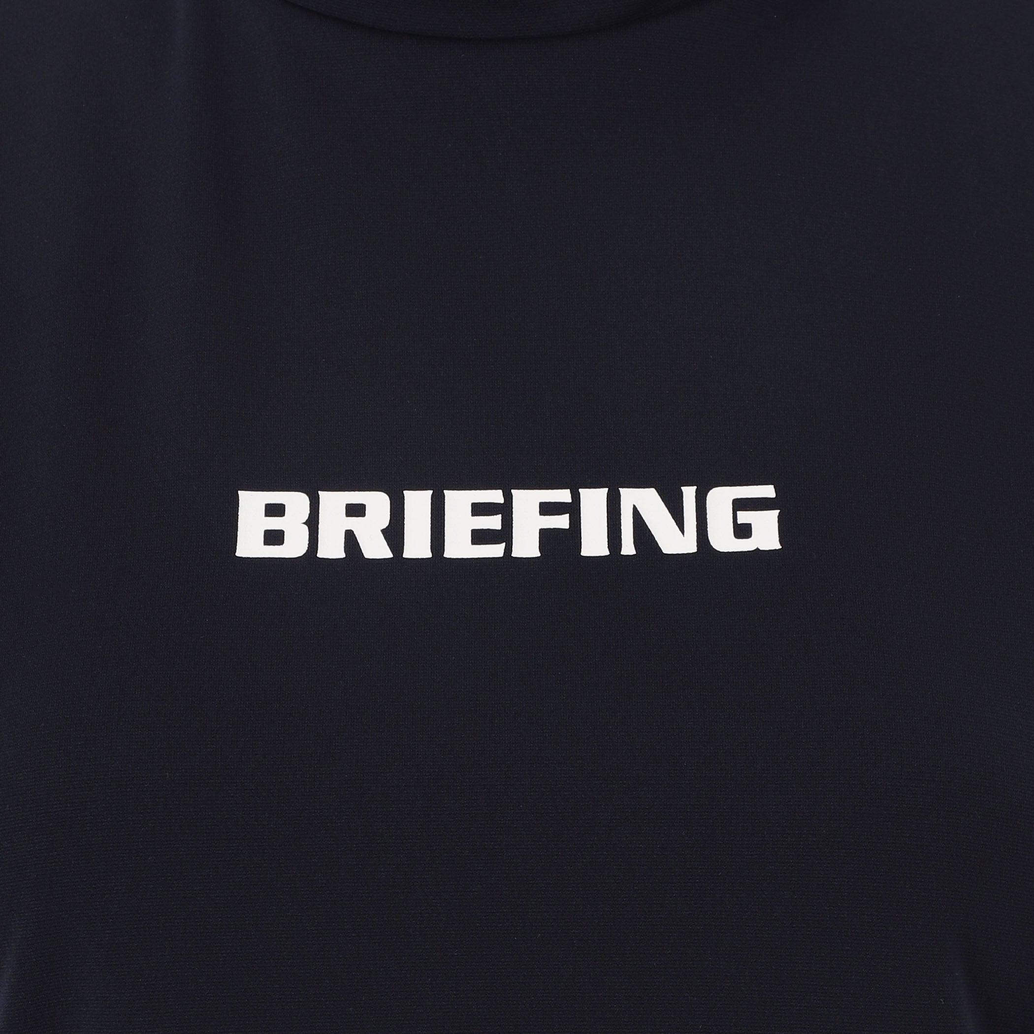 胸元にもBRIEFINGロゴを配し、さりげないアクセントに。