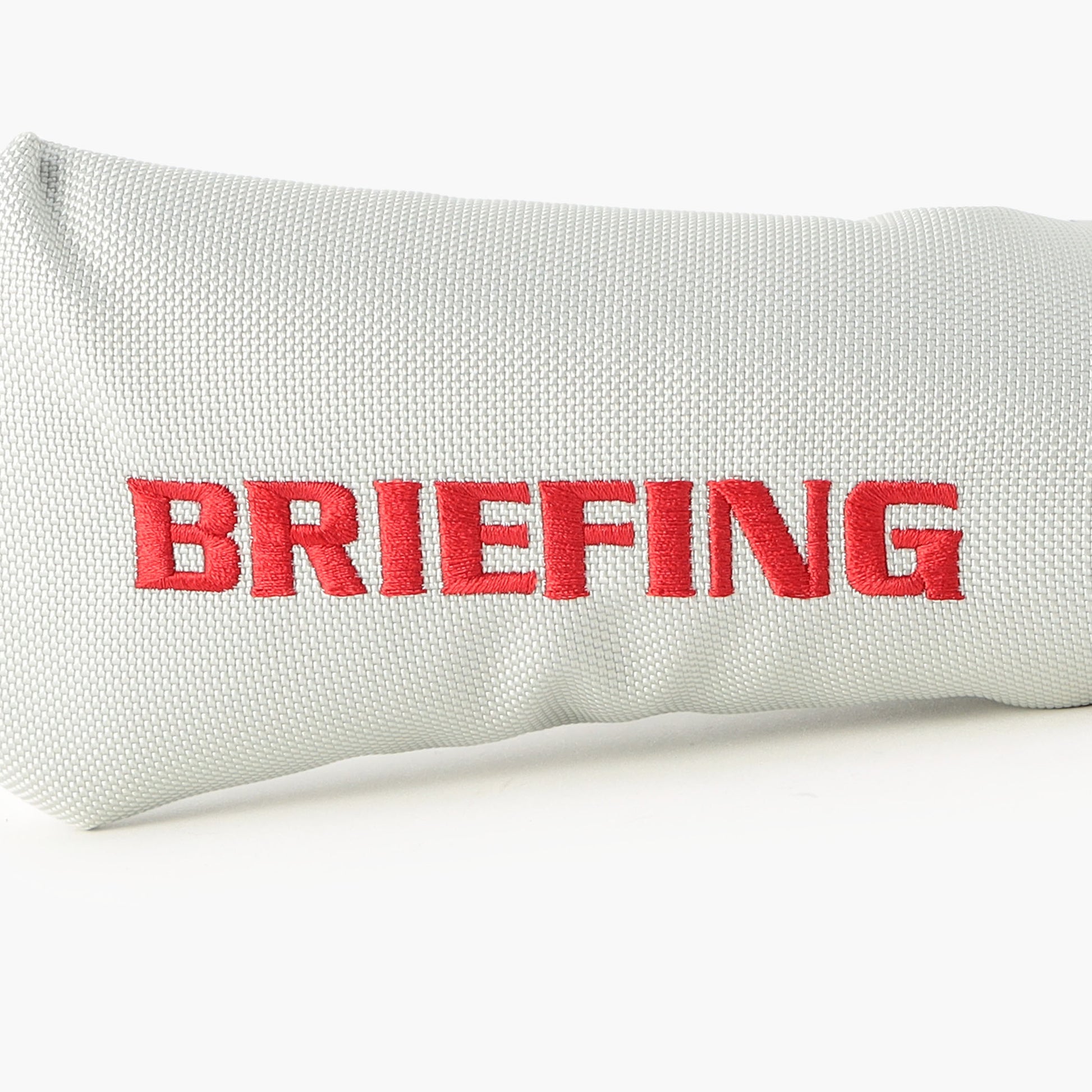 刺繍で配したBRIEFINGロゴがさりげないアクセントに。