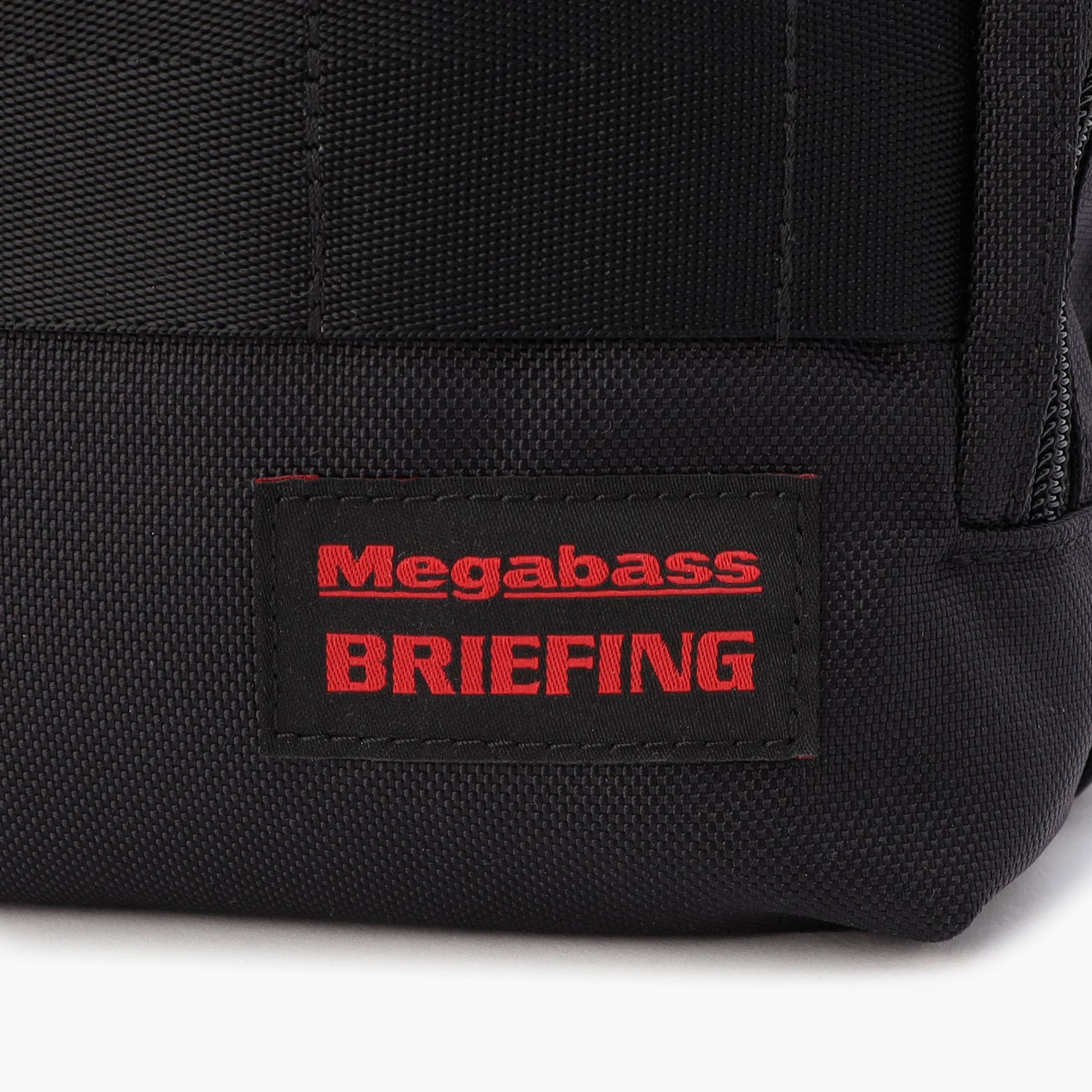 フロントにはコラボの証である Megabass×BRIEFING のレーベルタグを配置しました。