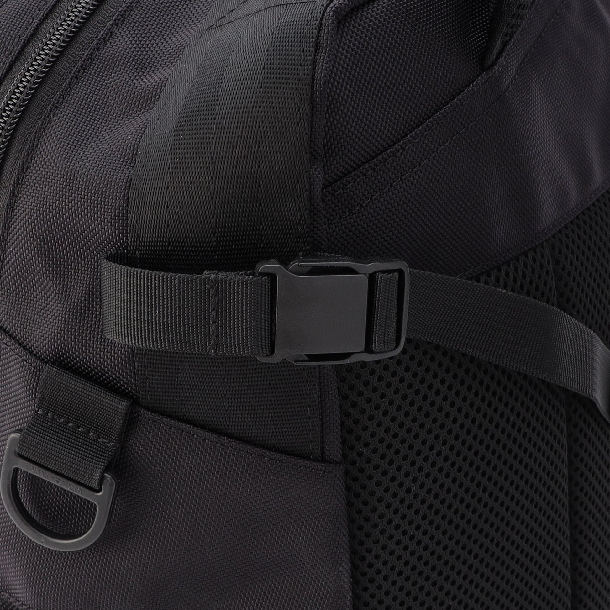 ロッド(竿)やリールなど、取り付けるものに合わせてベルトを締められるように、サイドには調整可能なストラップを搭載。