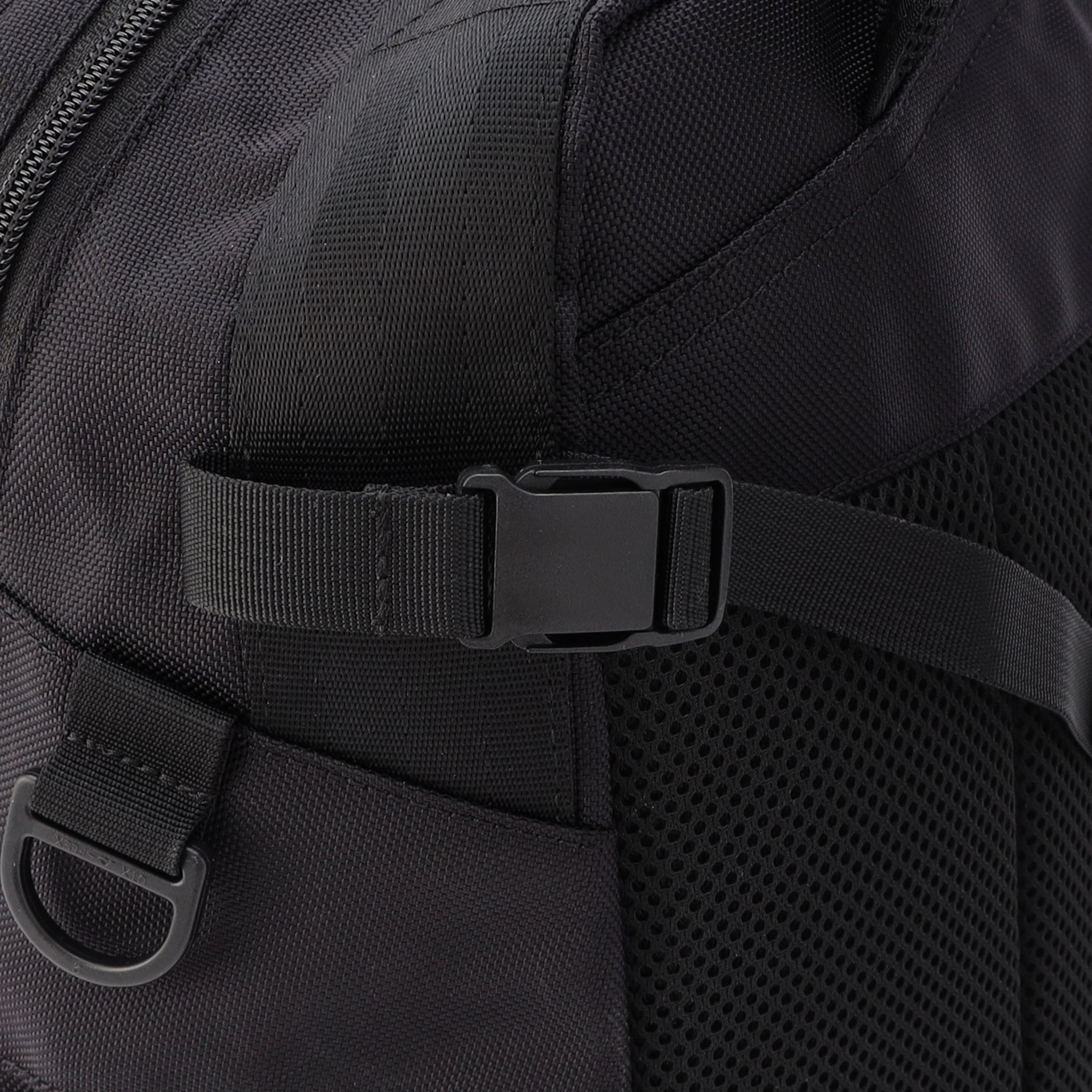 ロッド(竿)やリールなど、取り付けるものに合わせてベルトを締められるように、サイドには調整可能なストラップを搭載。