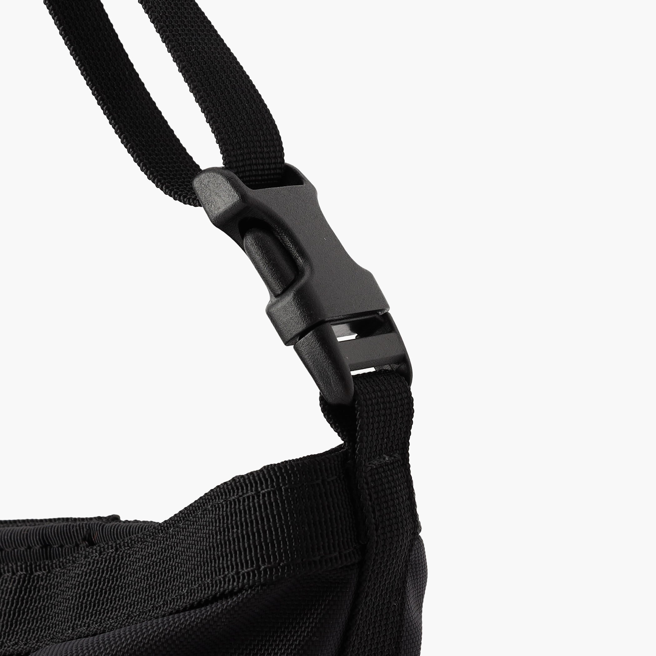 ショルダーストラップは取り外し可能。バッグとしてだけでなく、収納ボックスとしてもご使用いただけます。