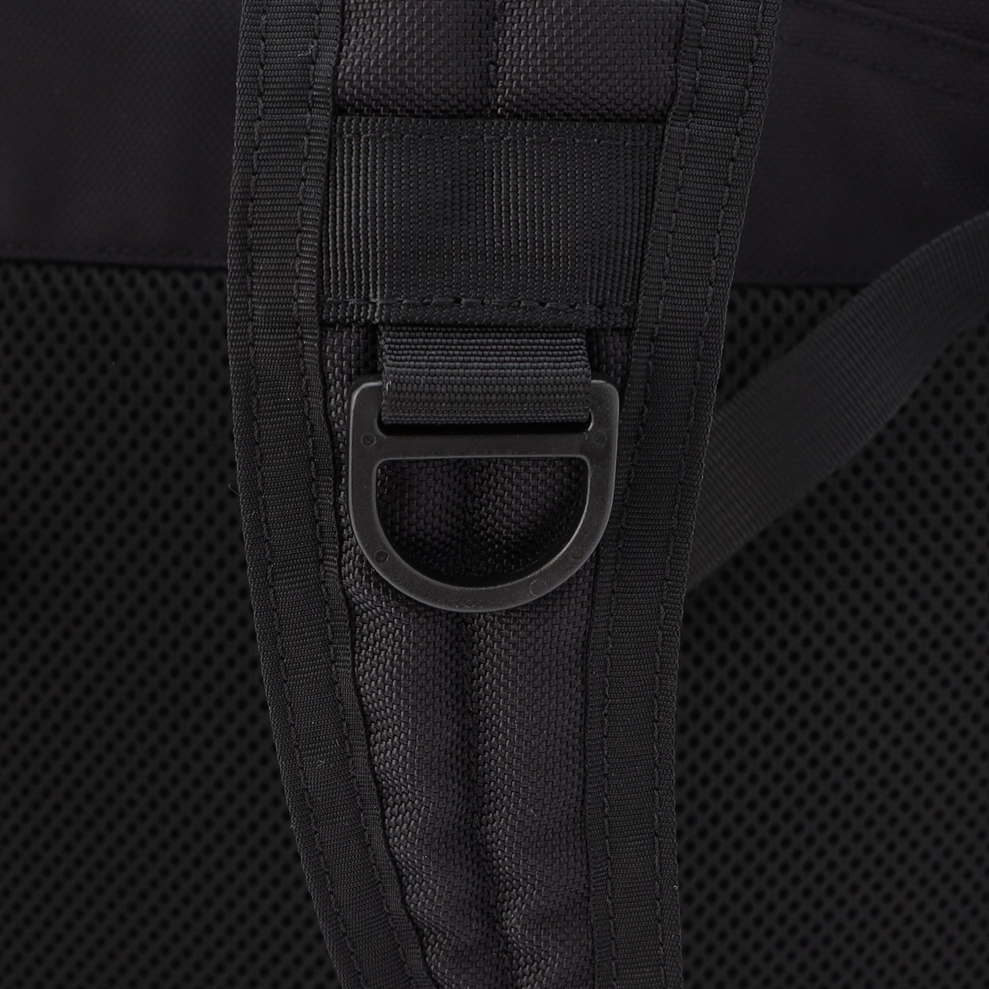 ランディングネットやグリップなどのツール、カラビナなどを取り付けることができるように各所にはDカンを配置。