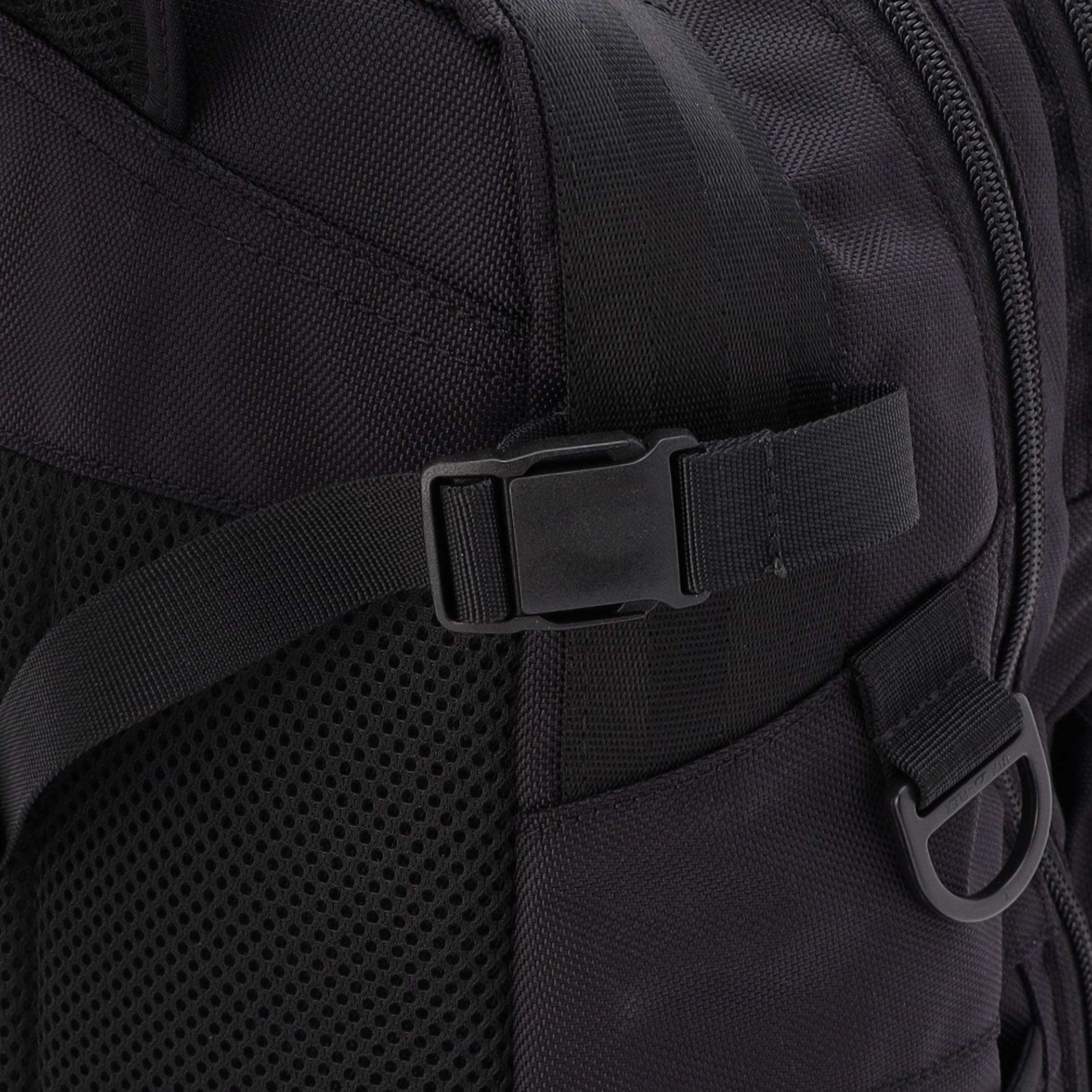 ロッド(竿)やリールなど、取り付けるものに合わせてベルトを締められるように、サイドには調整可能なストラップを搭載。