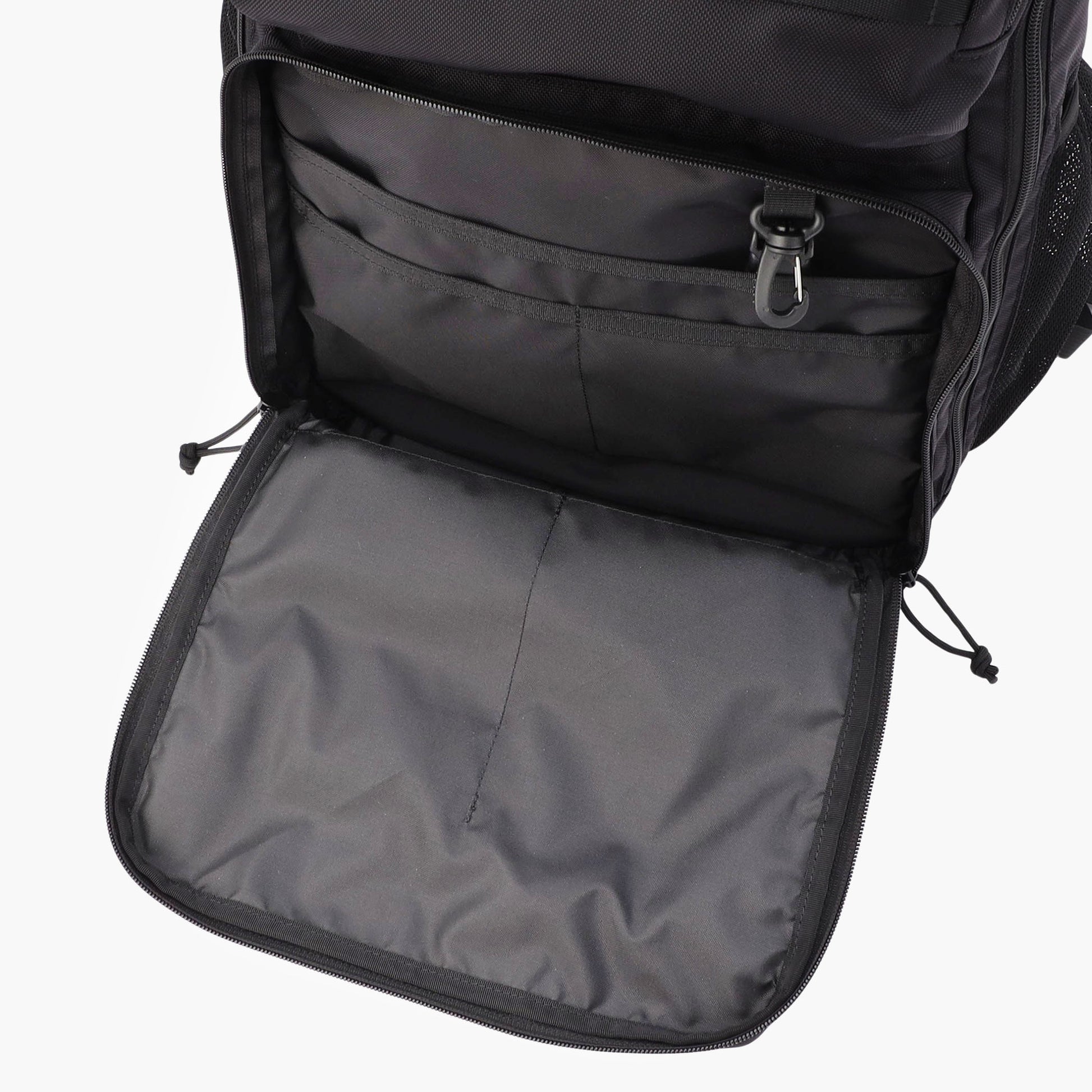 異なるサイズにセパレートされたフロントポケットは、様々なルアーボックスを機能的に収納することが可能。