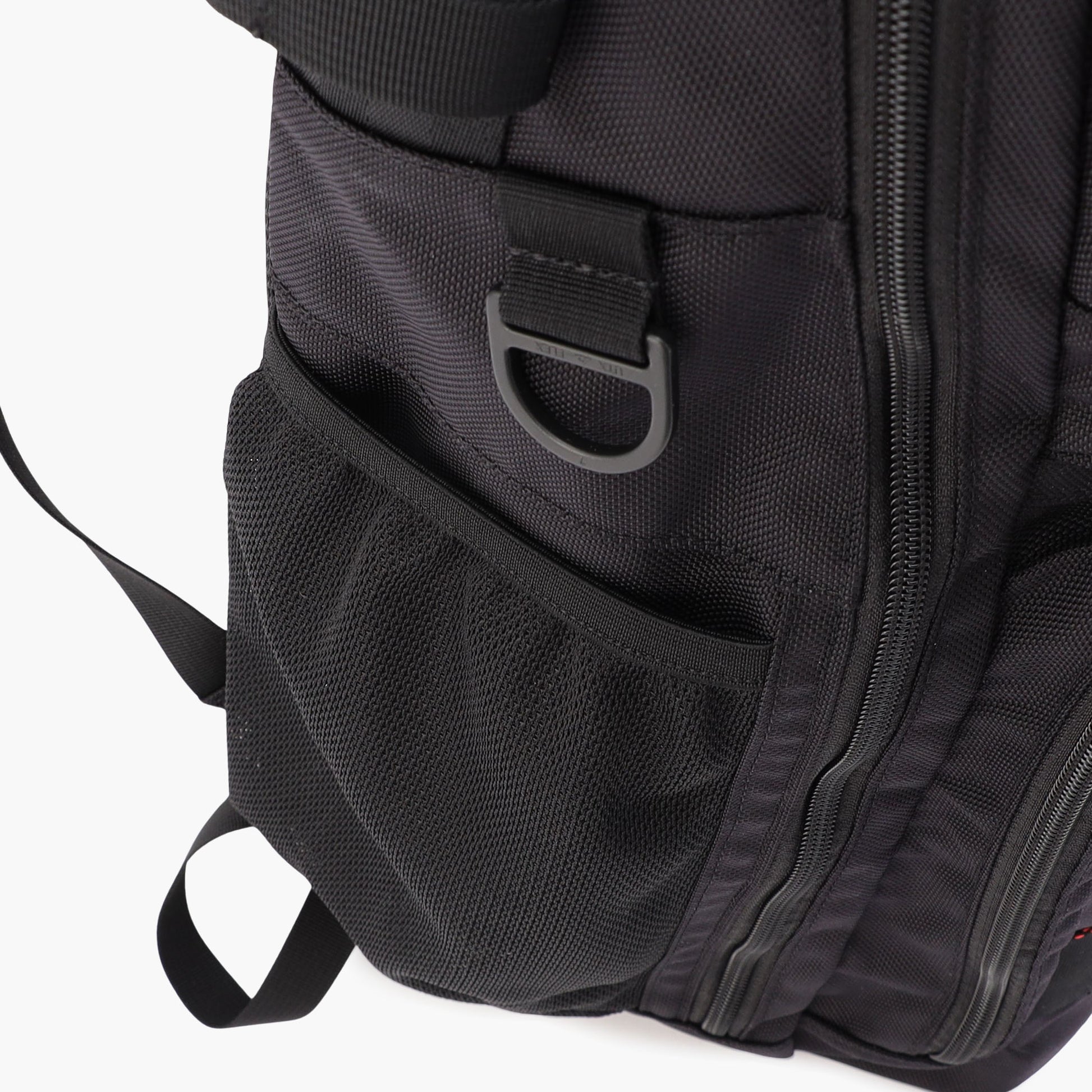 ドリンク収納に便利なメッシュポケットをサイドに搭載。