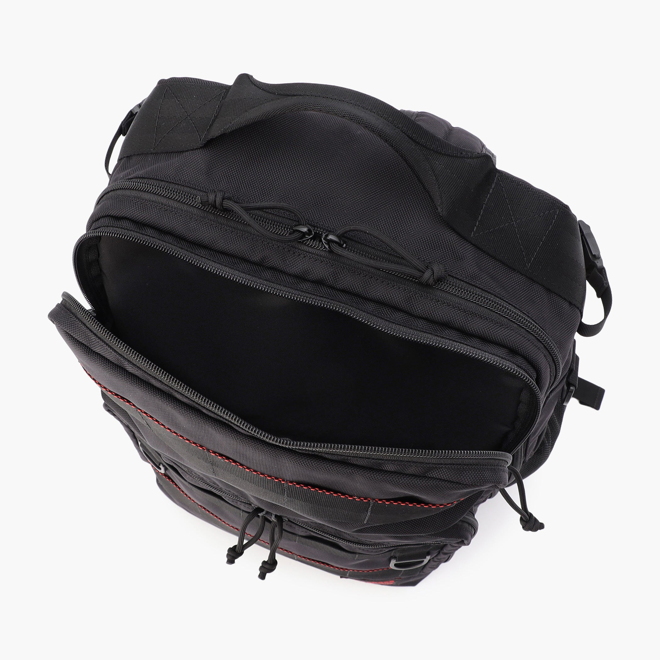 異なるサイズにセパレートされたフロントポケットは、様々なルアーボックスを機能的に収納することが可能。