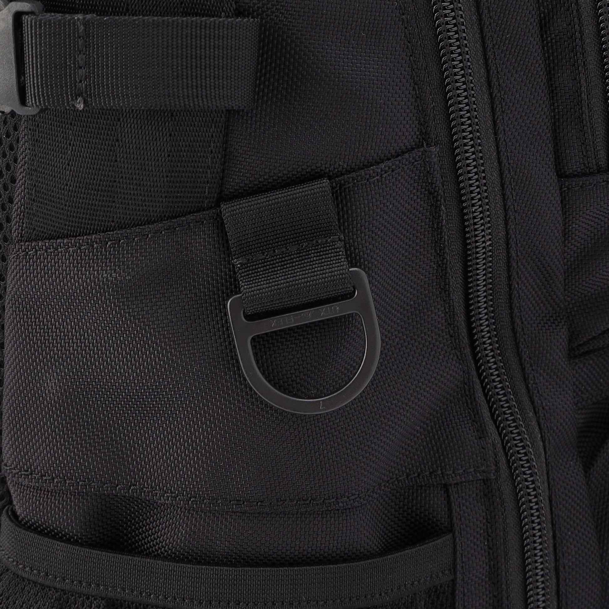 ランディングネットやグリップなどのツール、カラビナなどを取り付けることができるように各所にはDカンを配置。