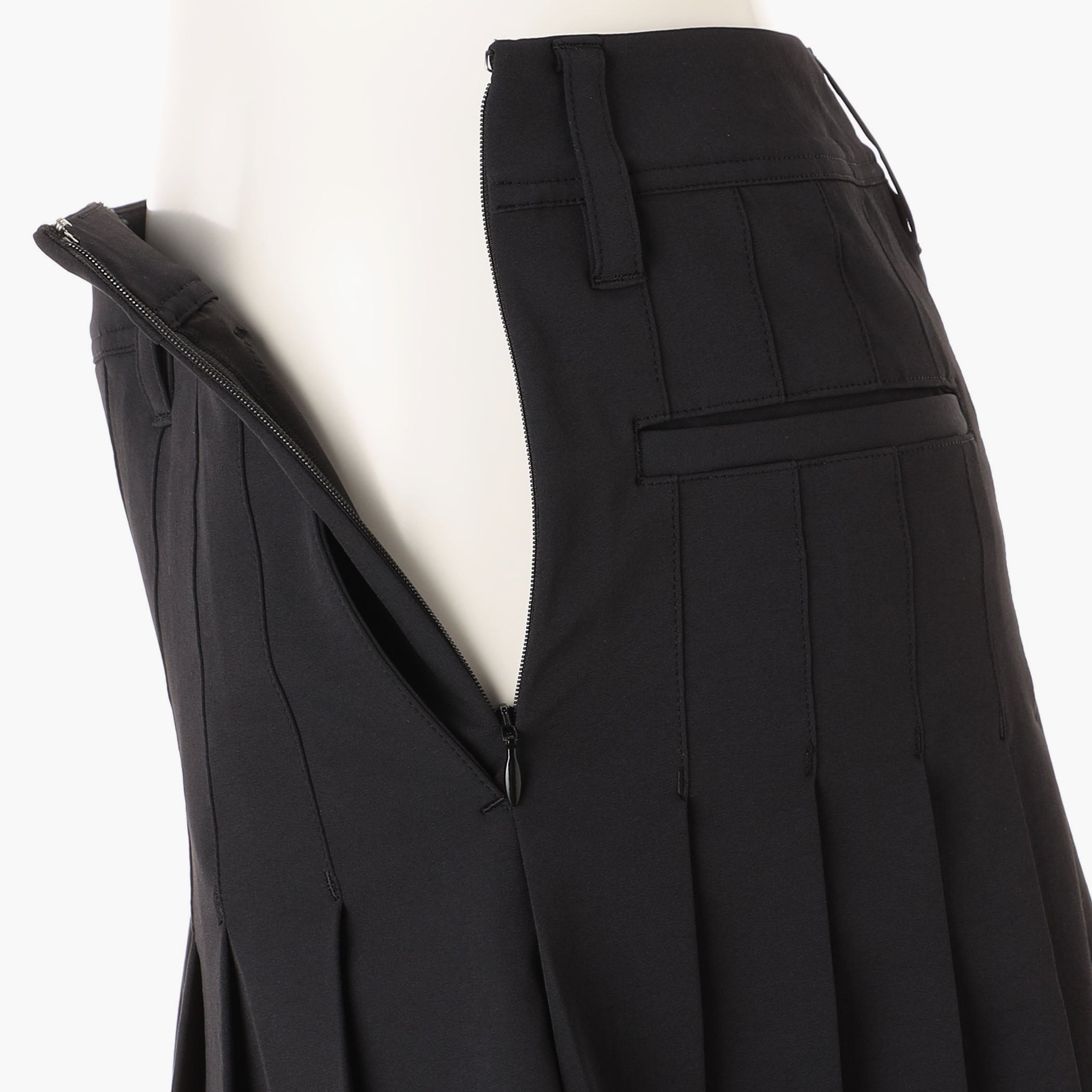 REF WOMEN’S STRETCH PLEATED SKIRT