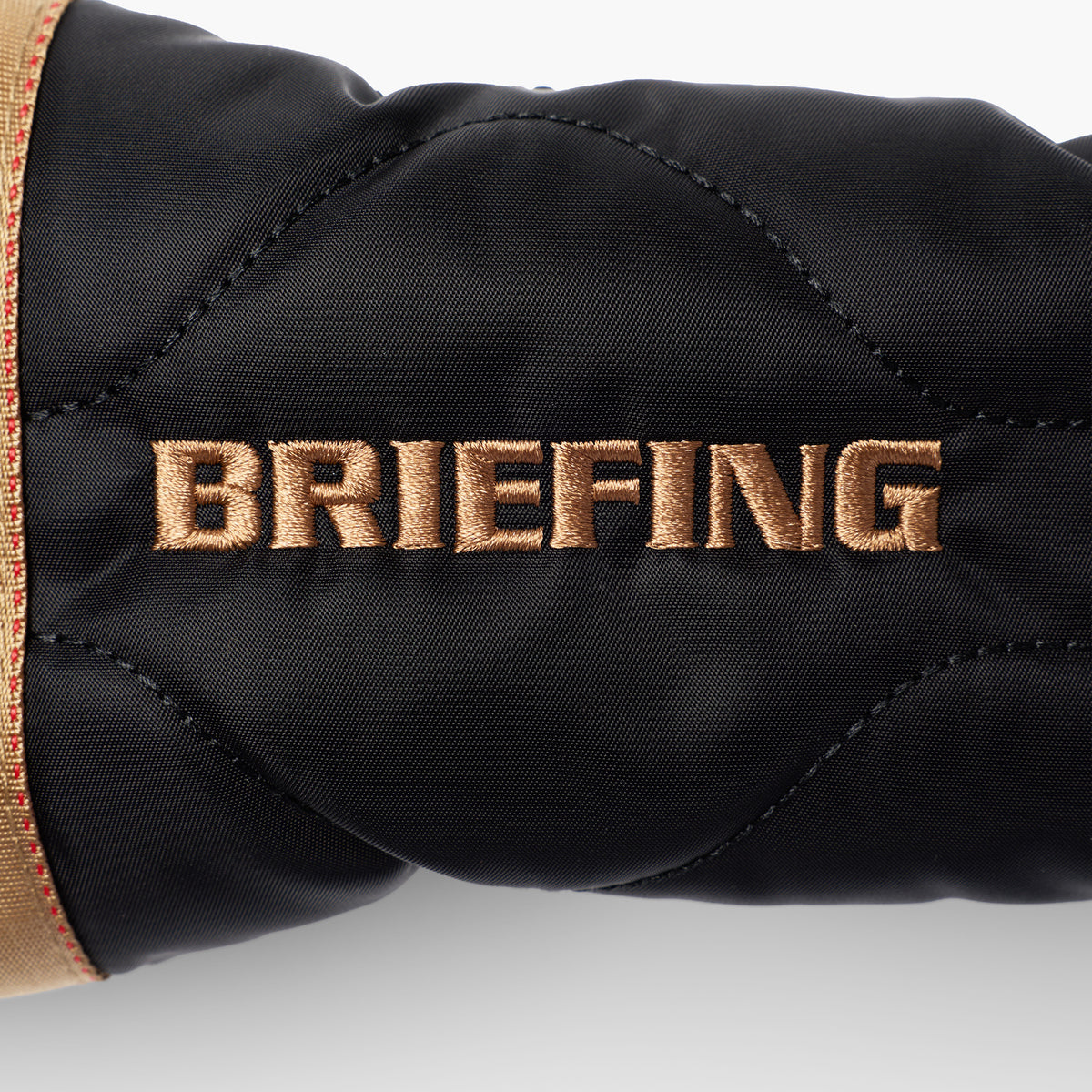 ロゴ表現、ウェビングテープ、内部のボアや番手タグにテーマカラーのコヨーテを採用。BRIEFINGらしいミリタリーのエッセンスをプラス。