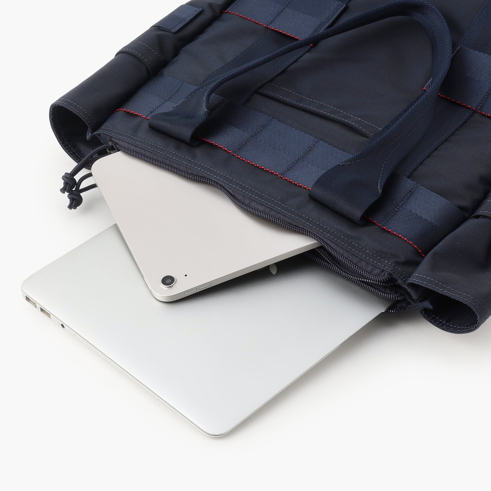 クッション材を搭載したジップポケットには、13インチ程度のPCやタブレットを収納していただけます。