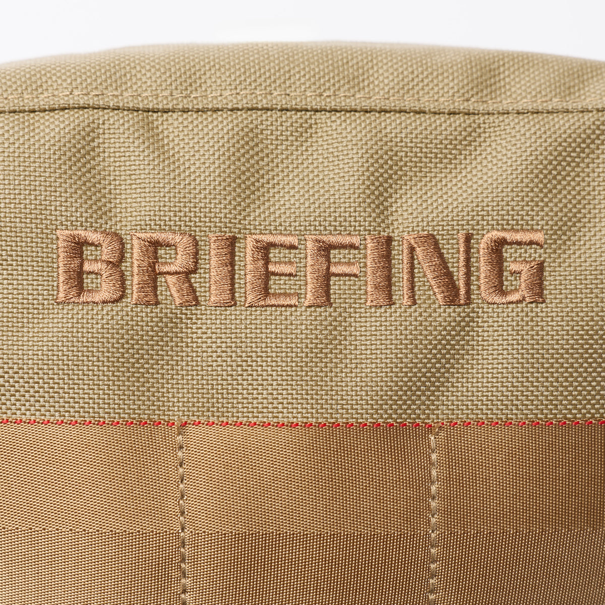 ロゴ表現、ウェビングテープなどにテーマカラーのコヨーテを採用。BRIEFINGらしいミリタリーのエッセンスをプラス。