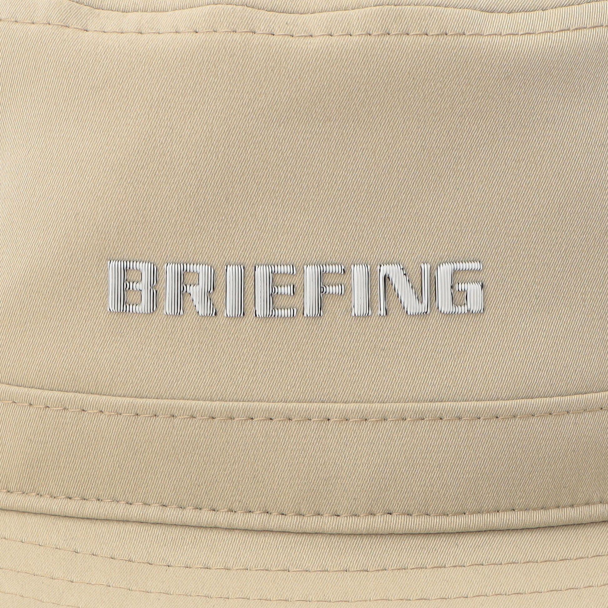 見る角度によって色味や光沢が変化して見えるBRIEFINGロゴをフロントに配置。
