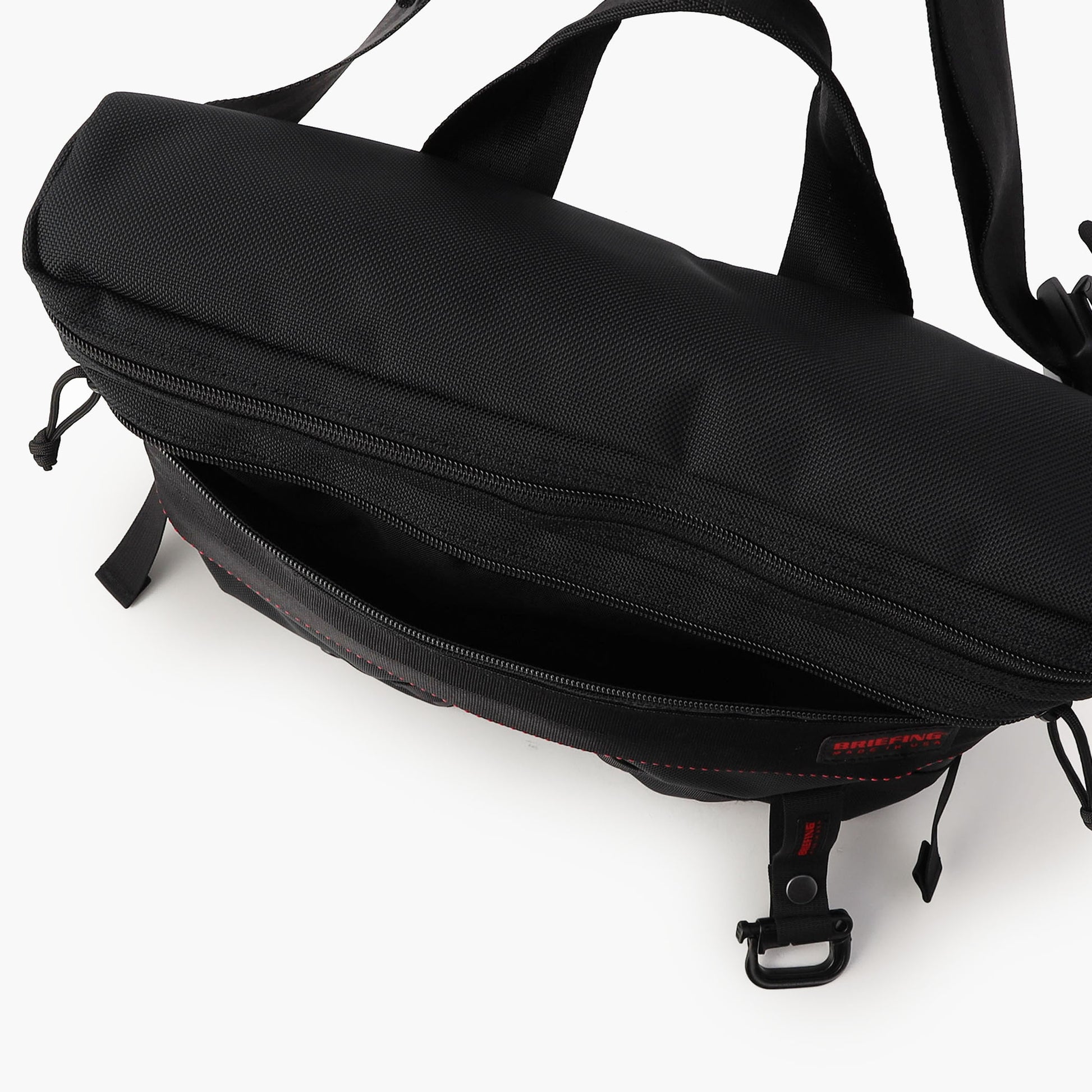 バッグの内側・外側には、仕分け収納に便利なポケットを複数配しました。