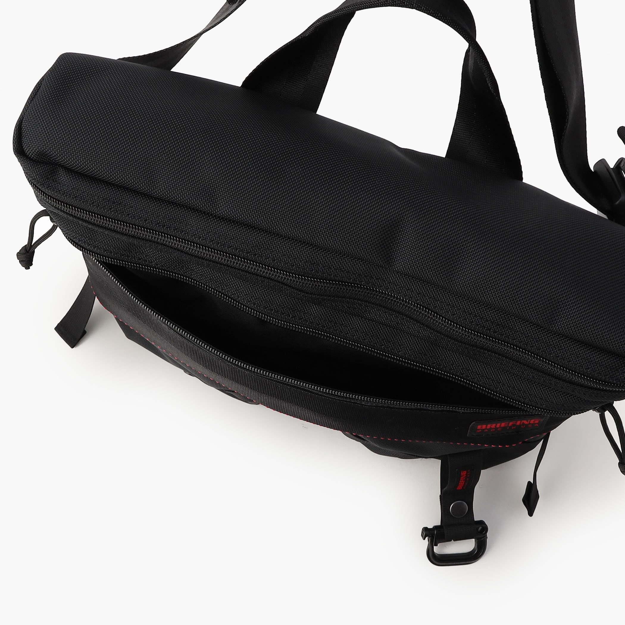 バッグの内側・外側には、仕分け収納に便利なポケットを複数配しました。