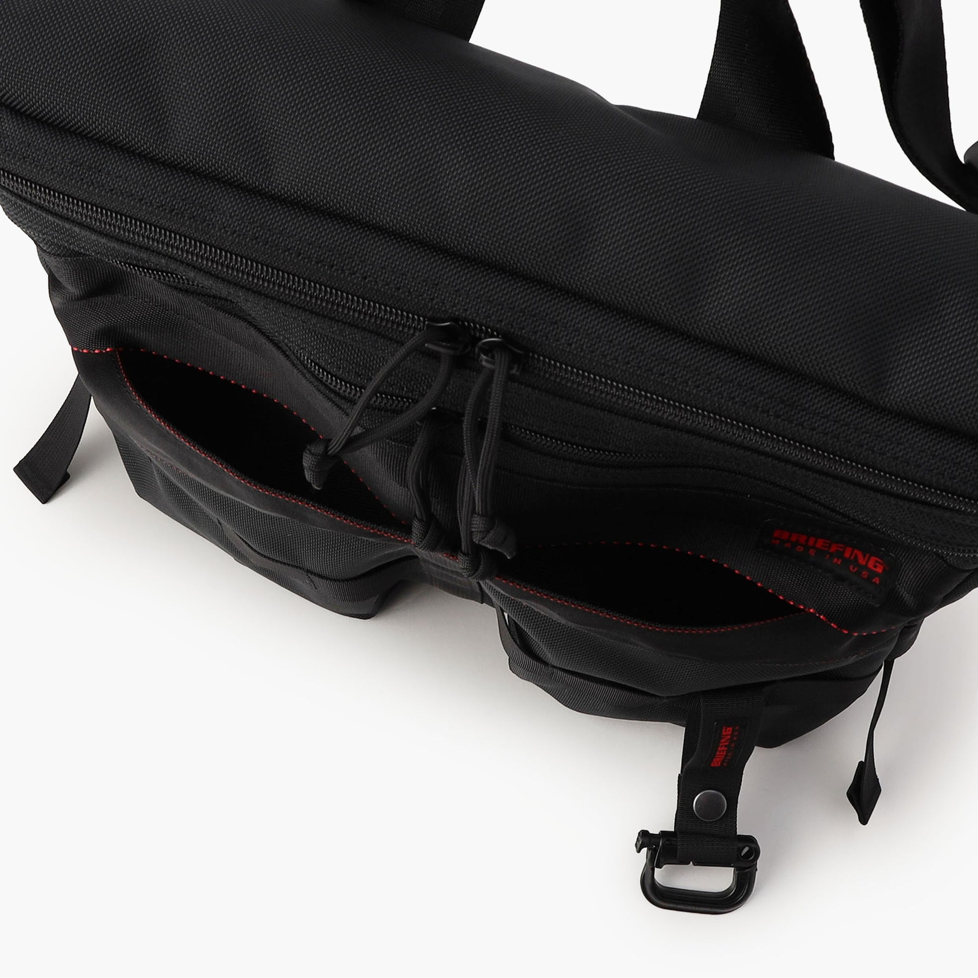 バッグの内側・外側には、仕分け収納に便利なポケットを複数配しました。