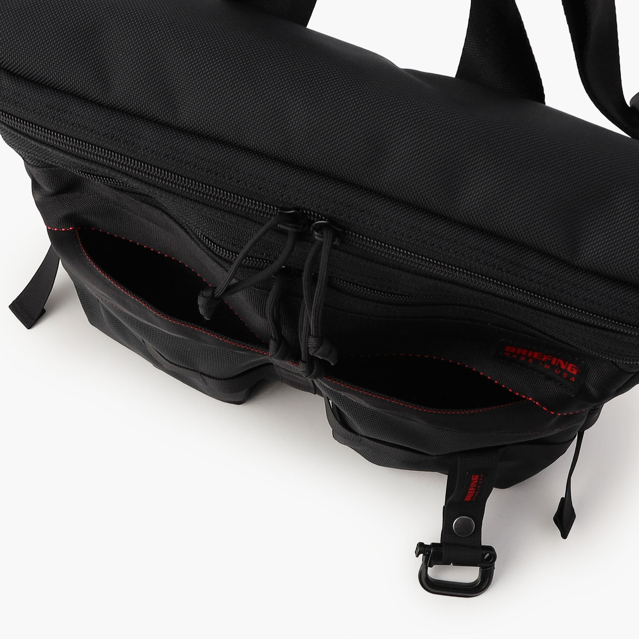 バッグの内側・外側には、仕分け収納に便利なポケットを複数配しました。