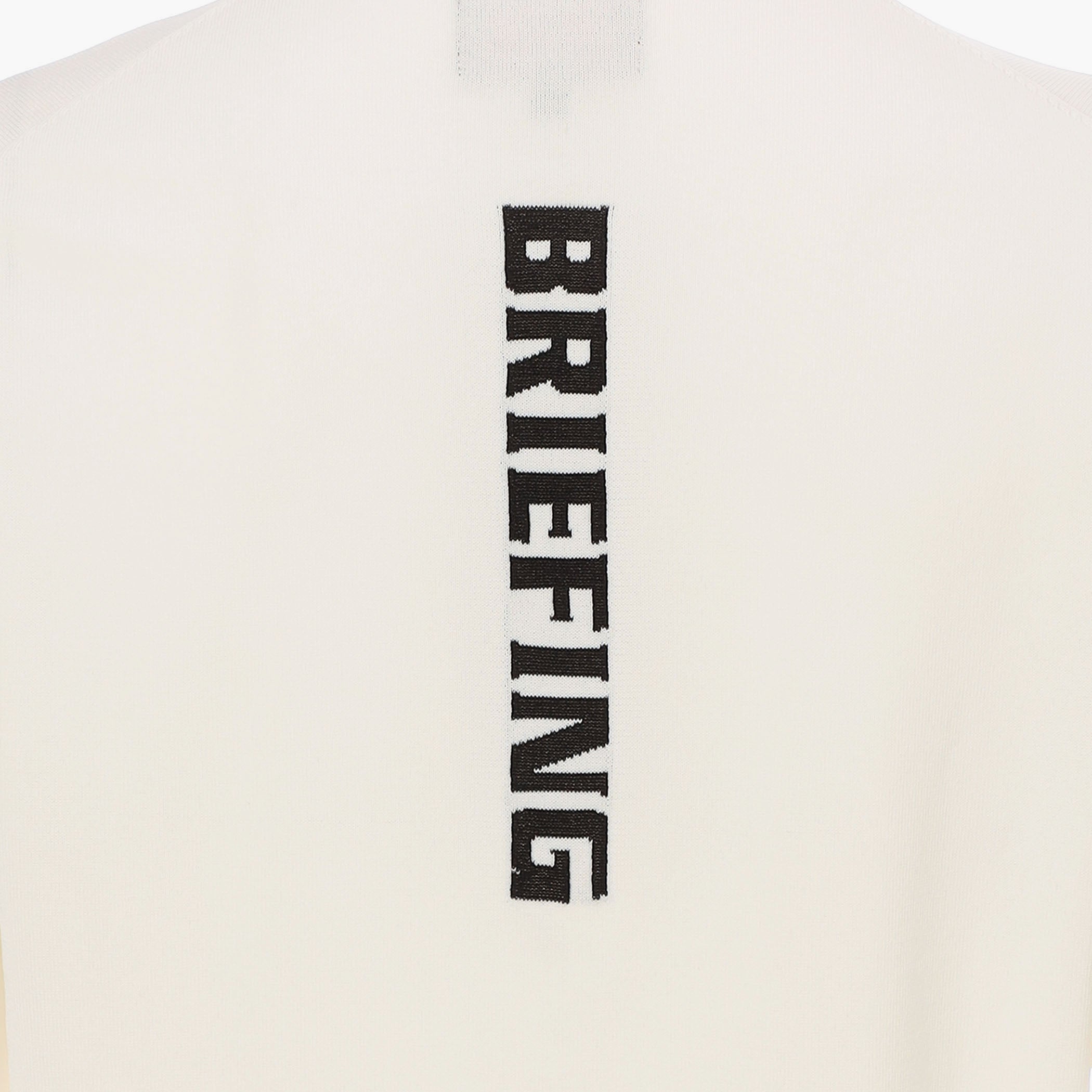 フロント・背面に配したBRIEFINGロゴはカラーごとにアクセントを効かせた配色。