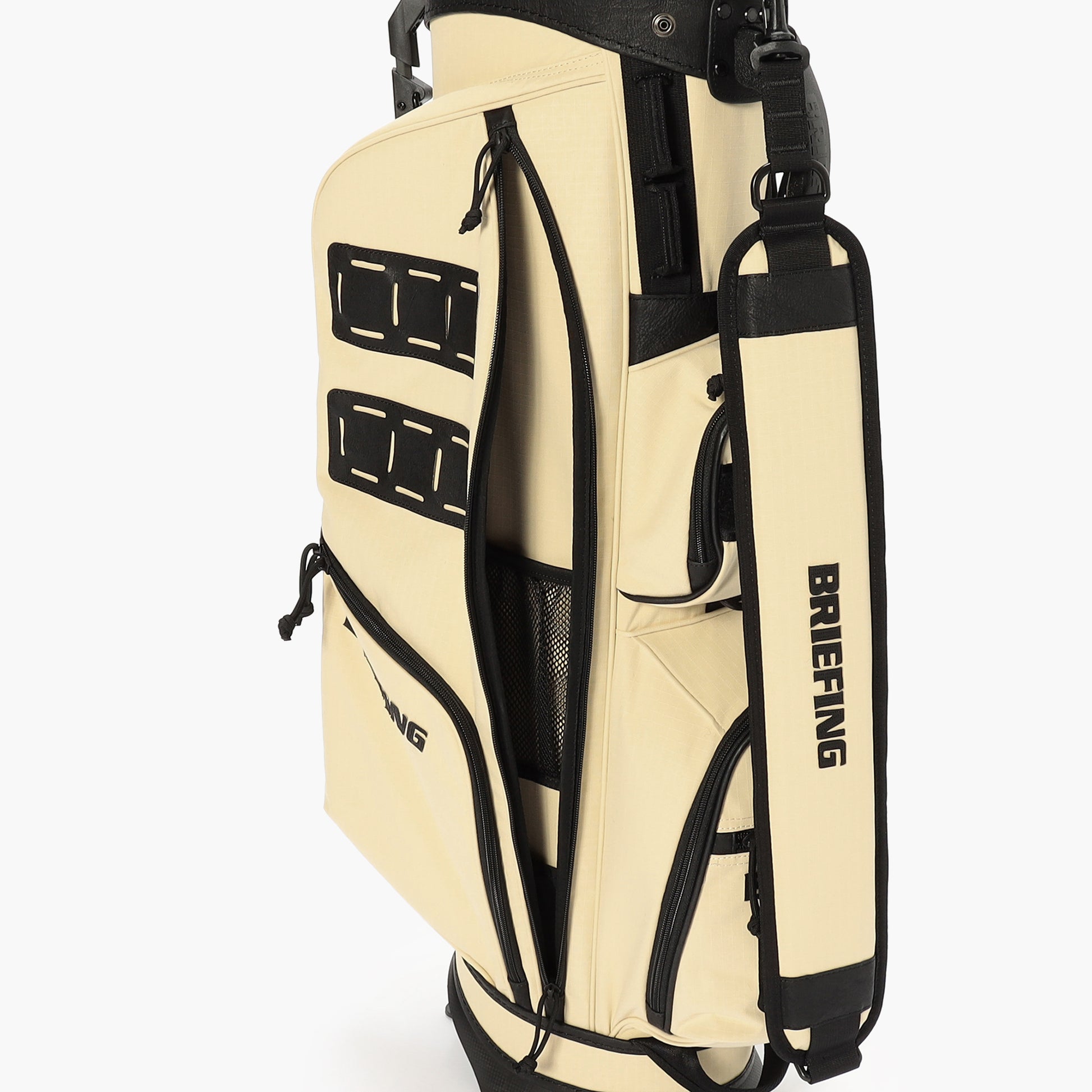 サイドの大型ポケットには、嵩張るウェアやフードなどを収納することが可能。