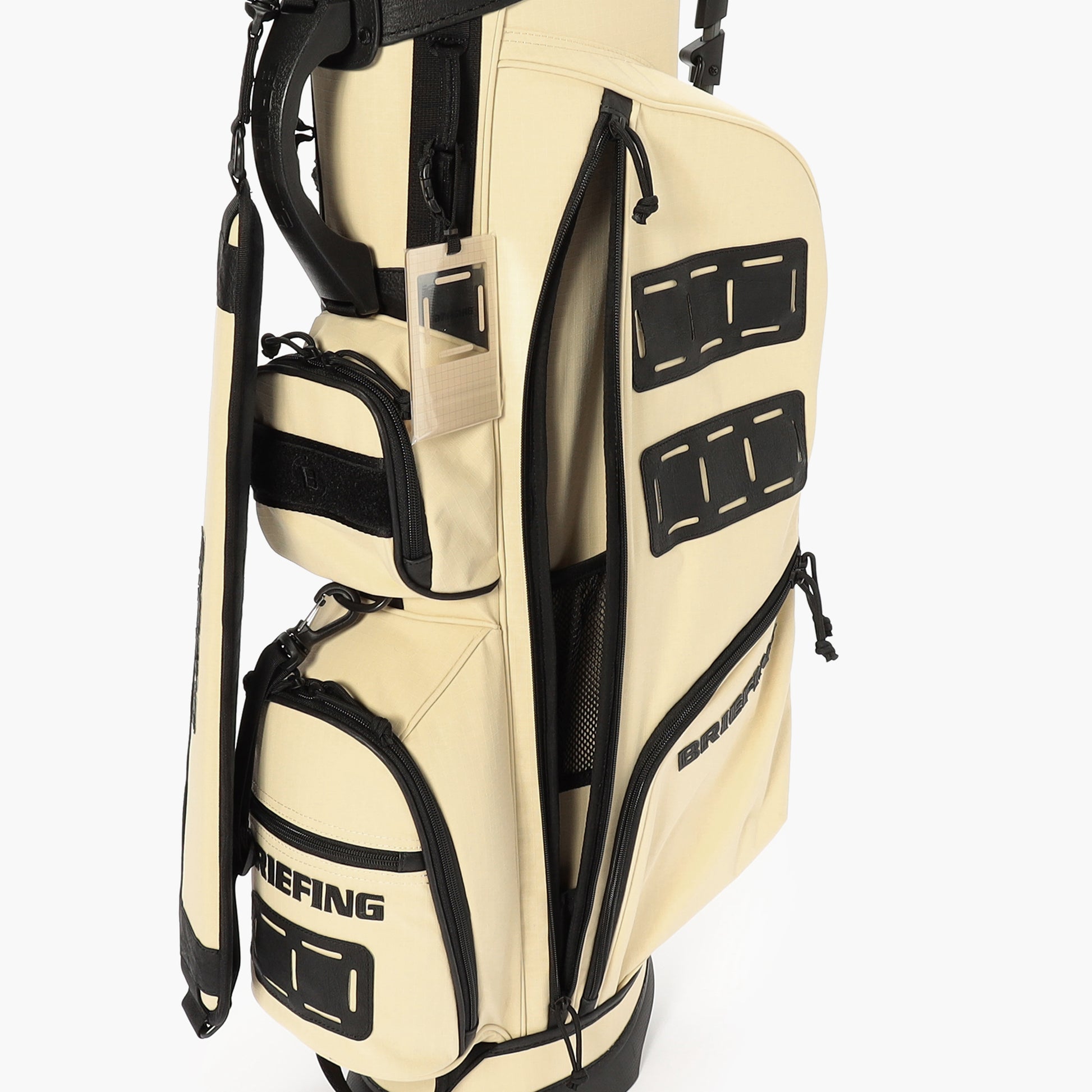 サイドの大型ポケットには、嵩張るウェアやフードなどを収納することが可能。