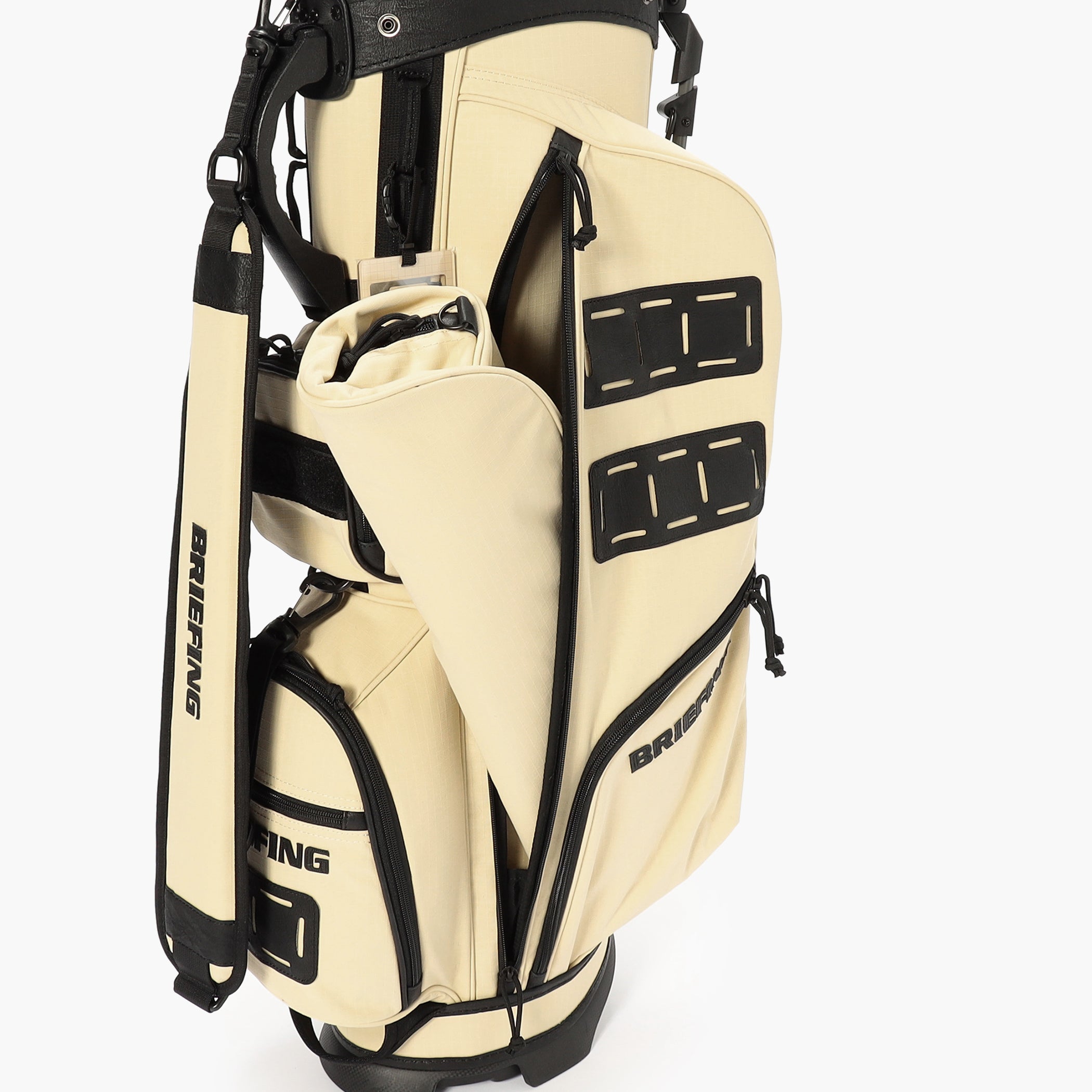 サイドの大型ポケットにフードを収納してお届けいたします。