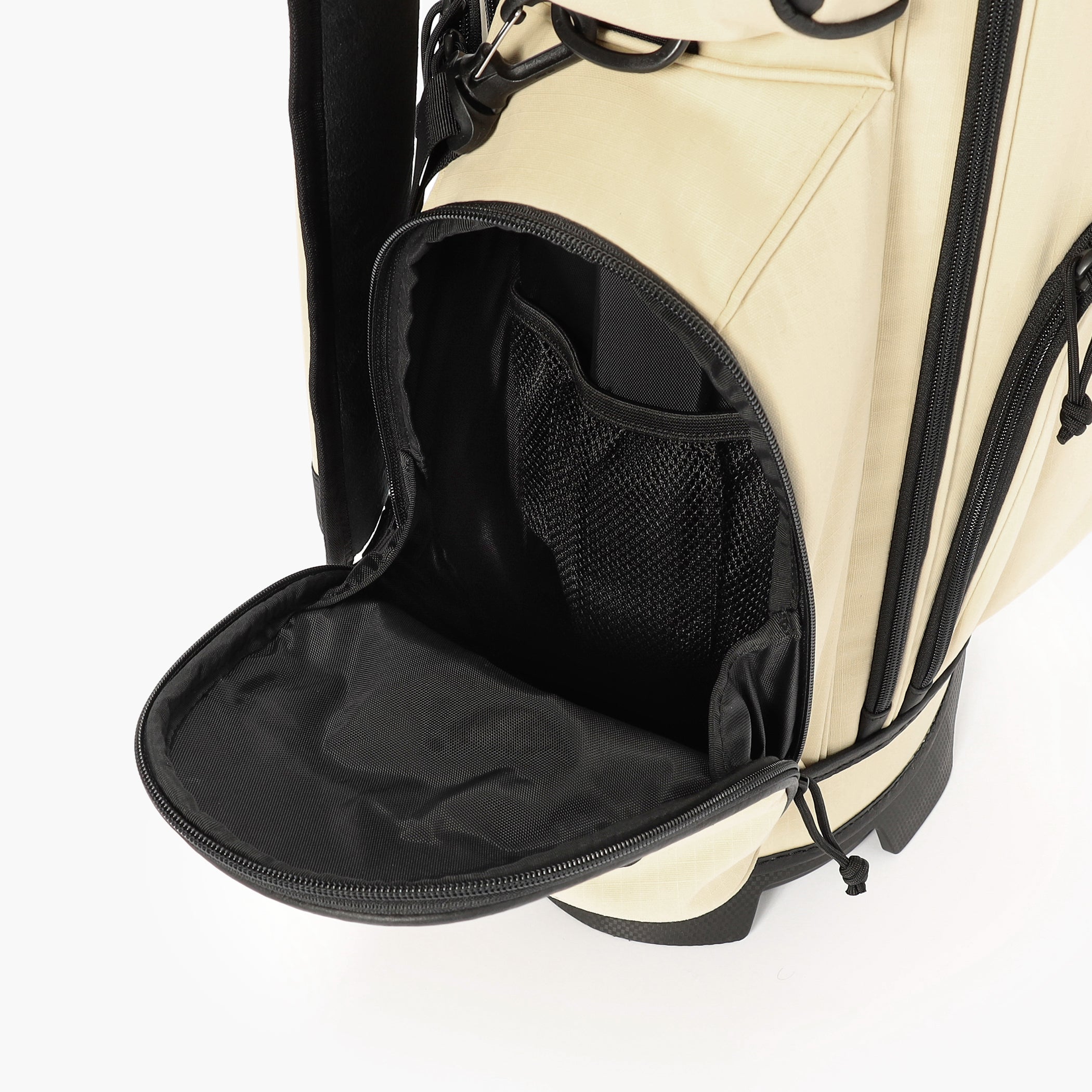 フロント側には上下にポケットを配置。マチ付きで小物類をジャンル別に分けて収納するのに便利です。