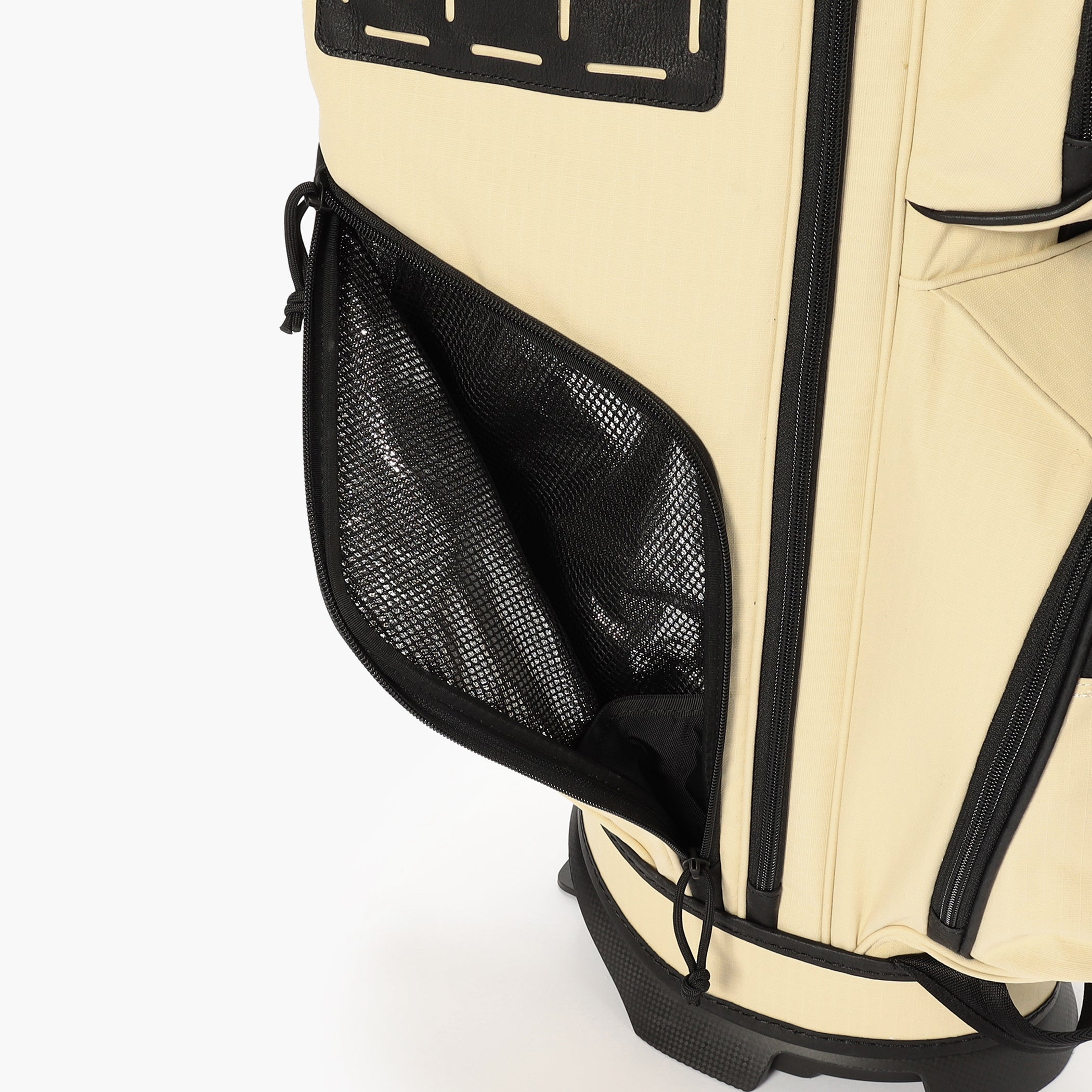 ドリンクの持ち運びに便利な、保冷機能付きのポケット。