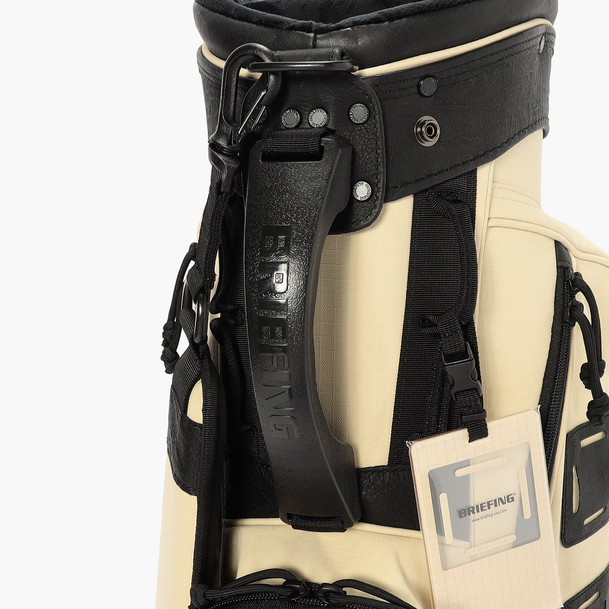 持ち手にはBRIEFINGロゴを配したオリジナルのものを採用。