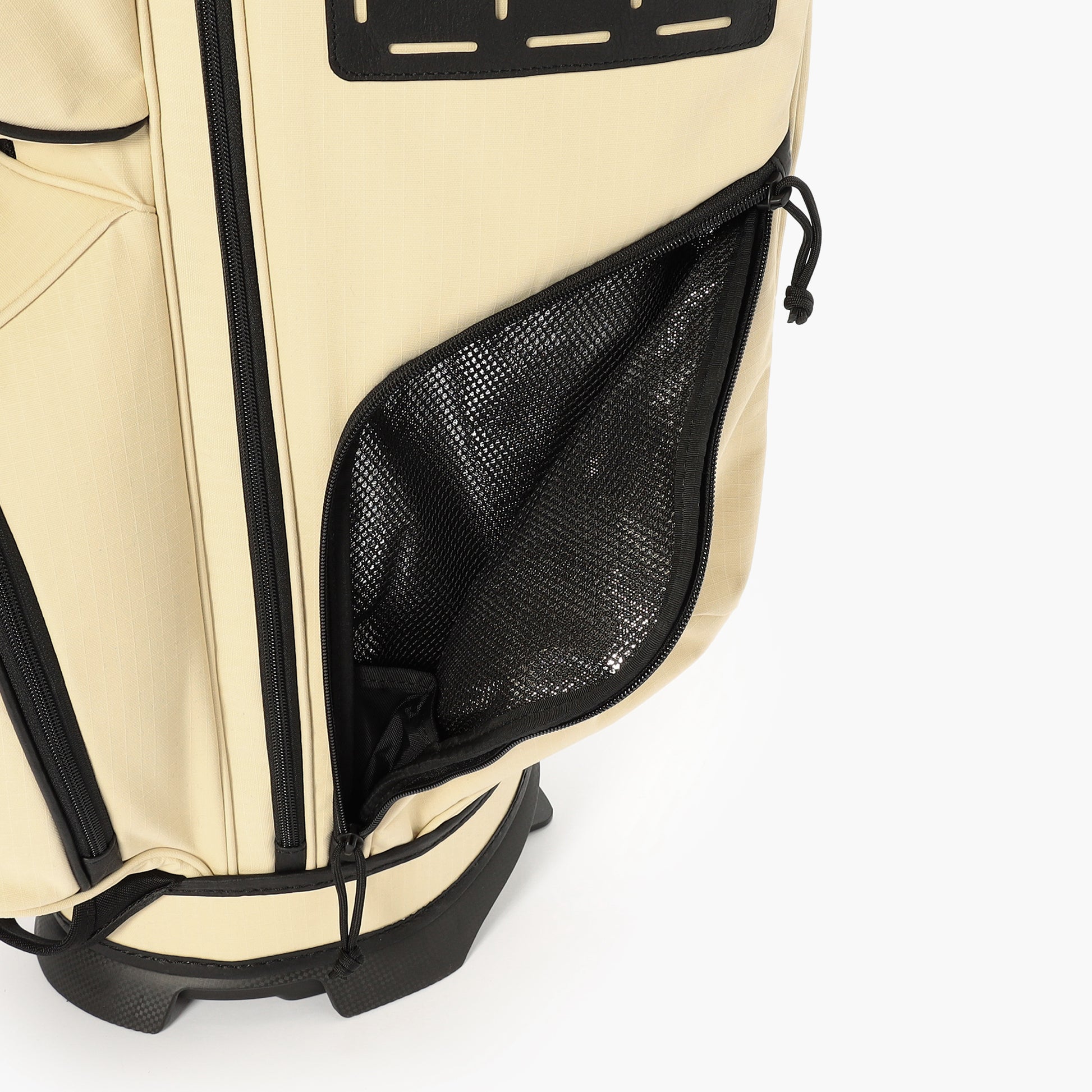 ドリンクの持ち運びに便利な、保冷機能付きのポケット。