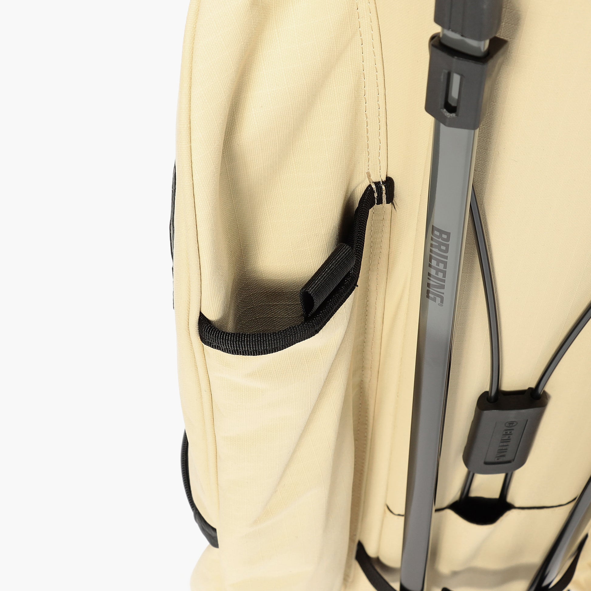 傘をしっかりと固定して持ち運びできる傘ホルダーを搭載しました。