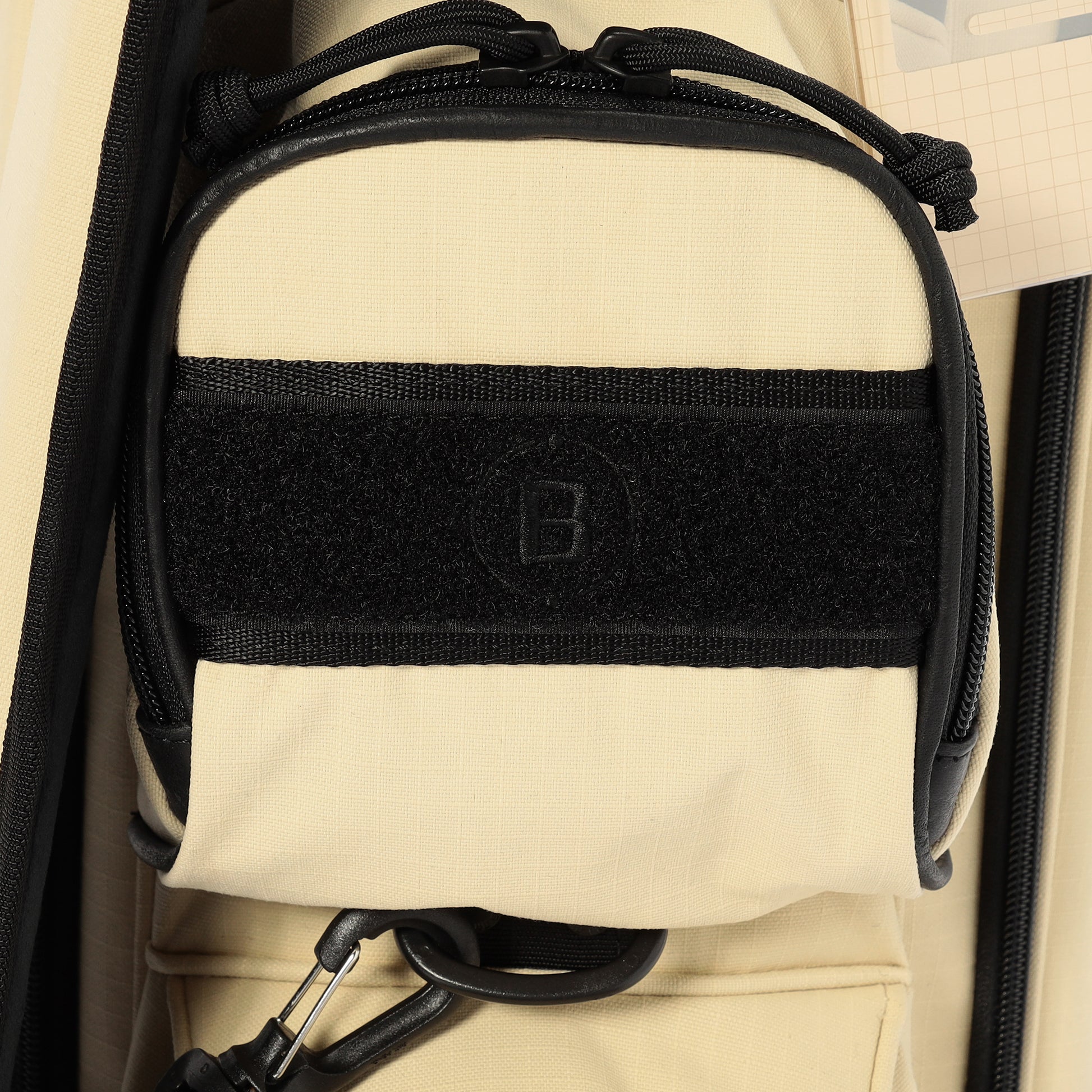 Bマークロゴを配した面ファスナー仕様のグローブホルダー。使用していないグローブをくっつけて置くことが可能。