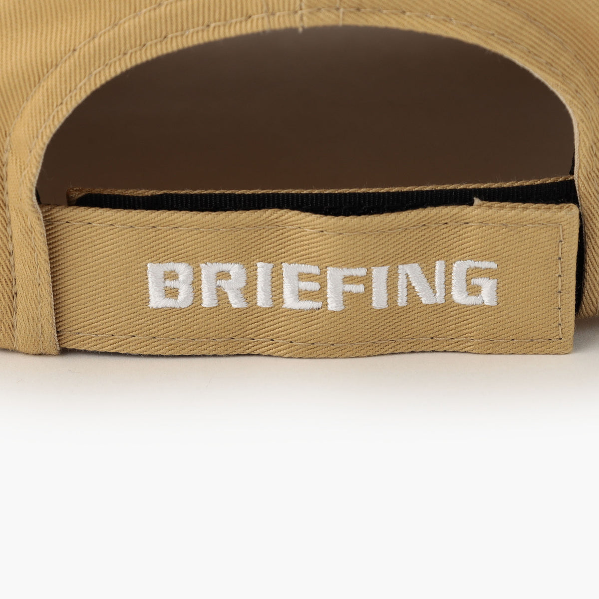 サイドには星条旗モチーフ、アジャスター部分にはBRIEFINGロゴの刺繍をあしらい、さりげないアクセントに。