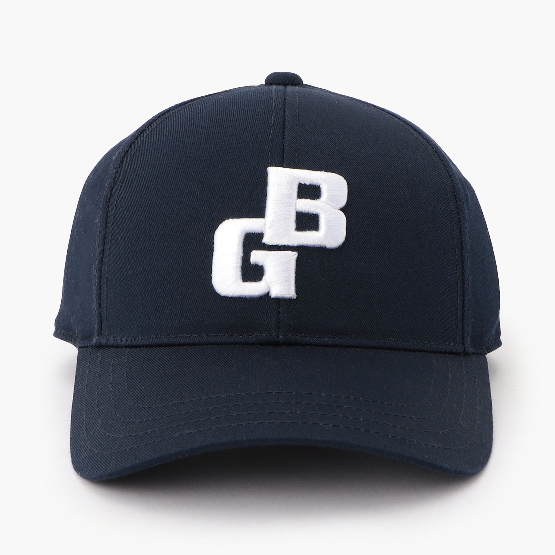 BGのイニシャルをフロントに配した6パネルキャップ。