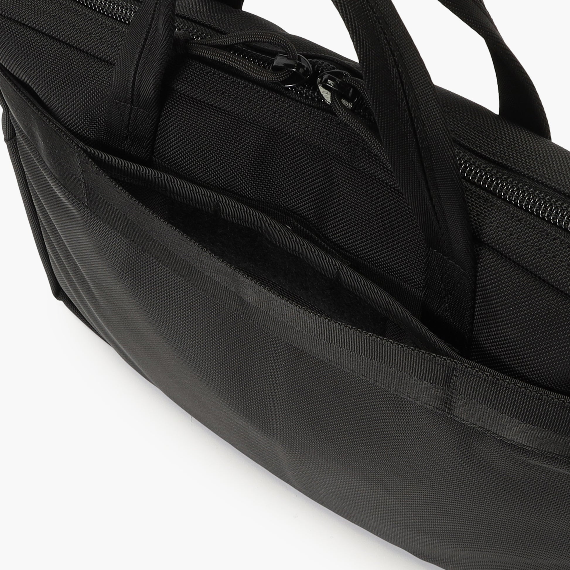 キャリーケースのハンドルに連結可能な面ファスナーを背面に搭載。