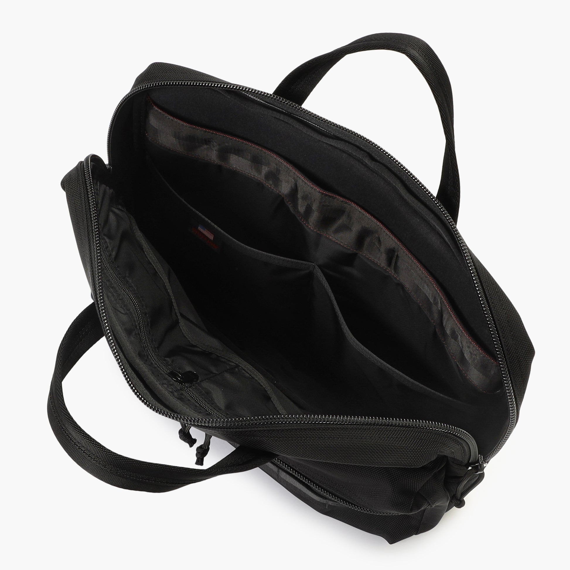 内装にもオープンポケットや、ジップポケットを配置。アイテムごとに仕分けしやすくしました。