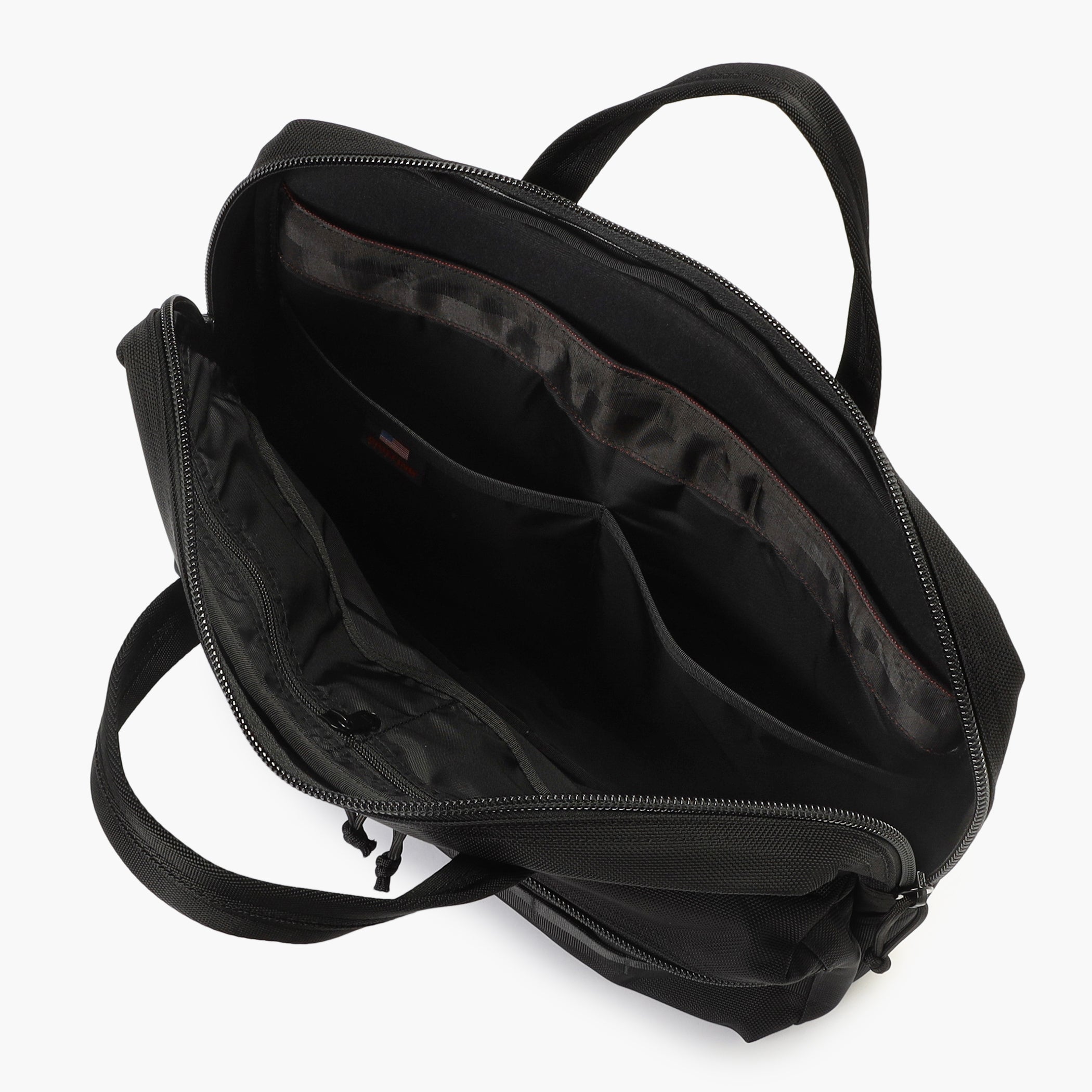 内装にもオープンポケットや、ジップポケットを配置。アイテムごとに仕分けしやすくしました。