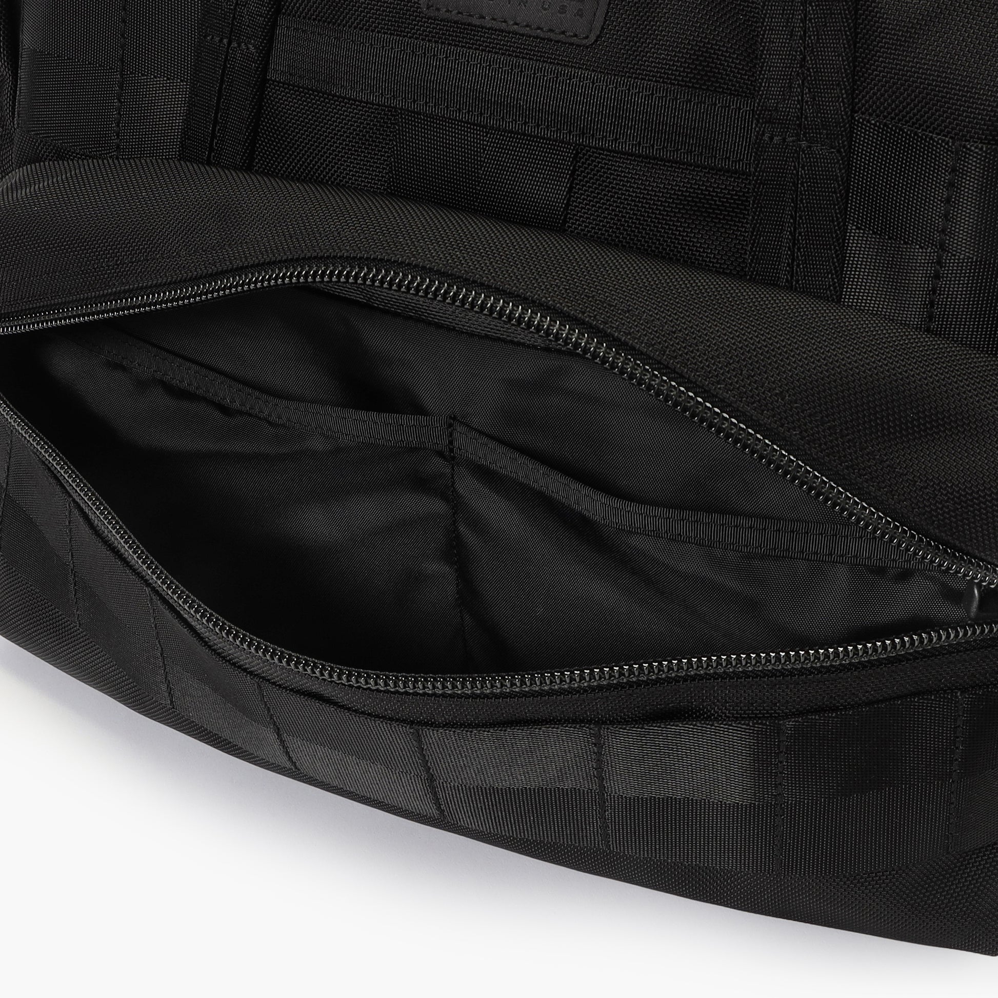 内側にはさらにポケットを完備。細かなアイテムの仕分けに最適です。