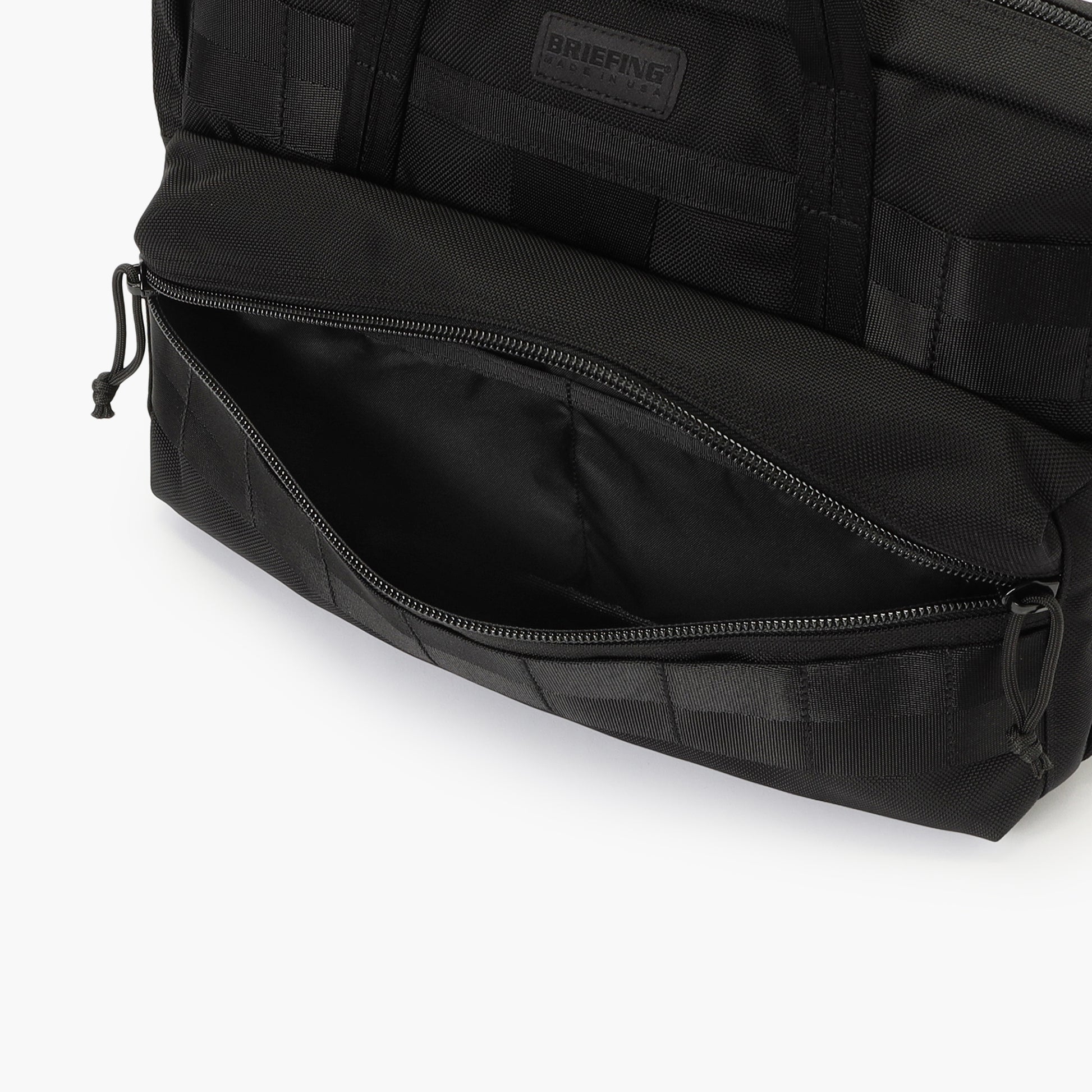 フロントの立体ポケットは奥行きがあるので、ドリンクボトルや折り畳み傘などを収納することも可能。