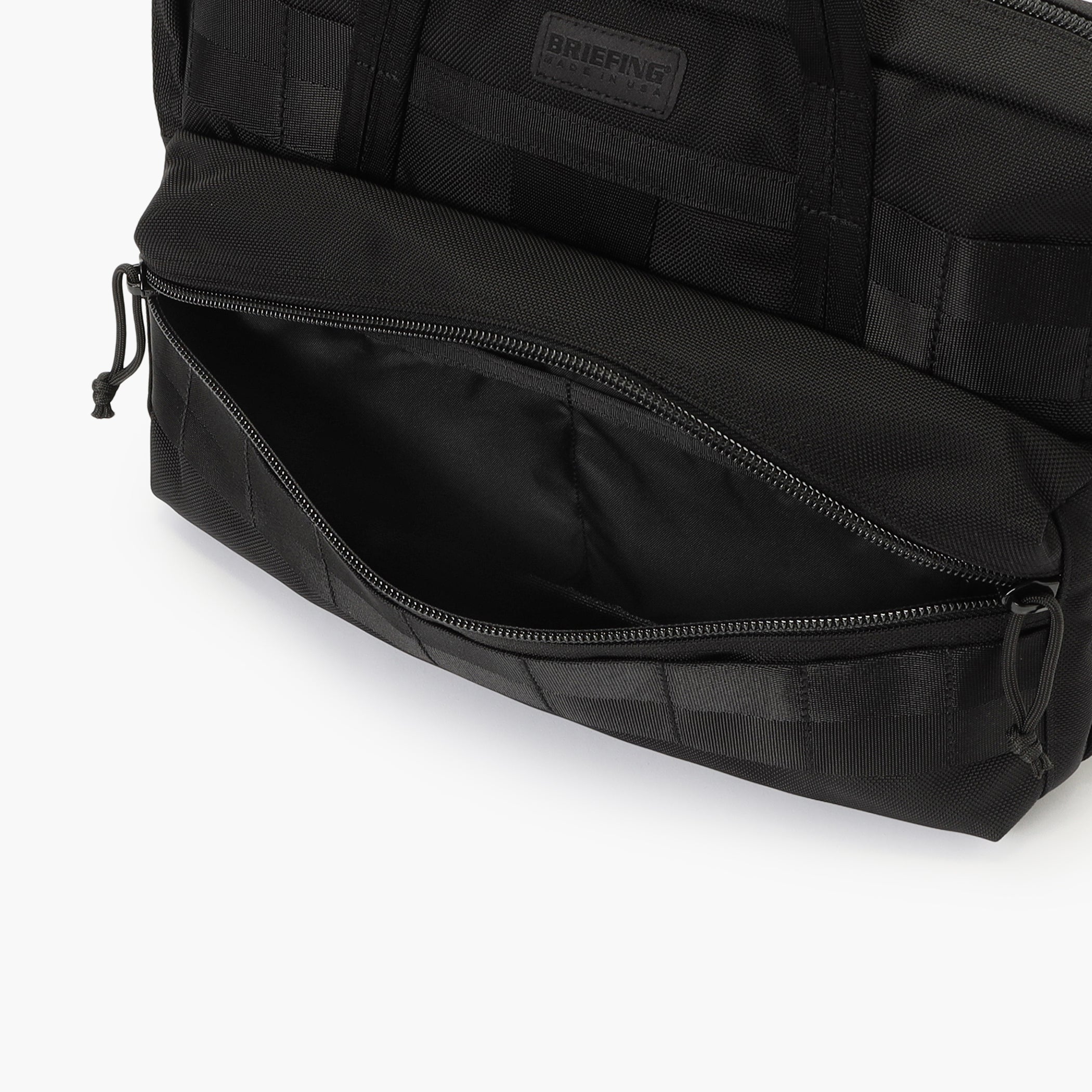 フロントの立体ポケットは奥行きがあるので、ドリンクボトルや折り畳み傘などを収納することも可能。