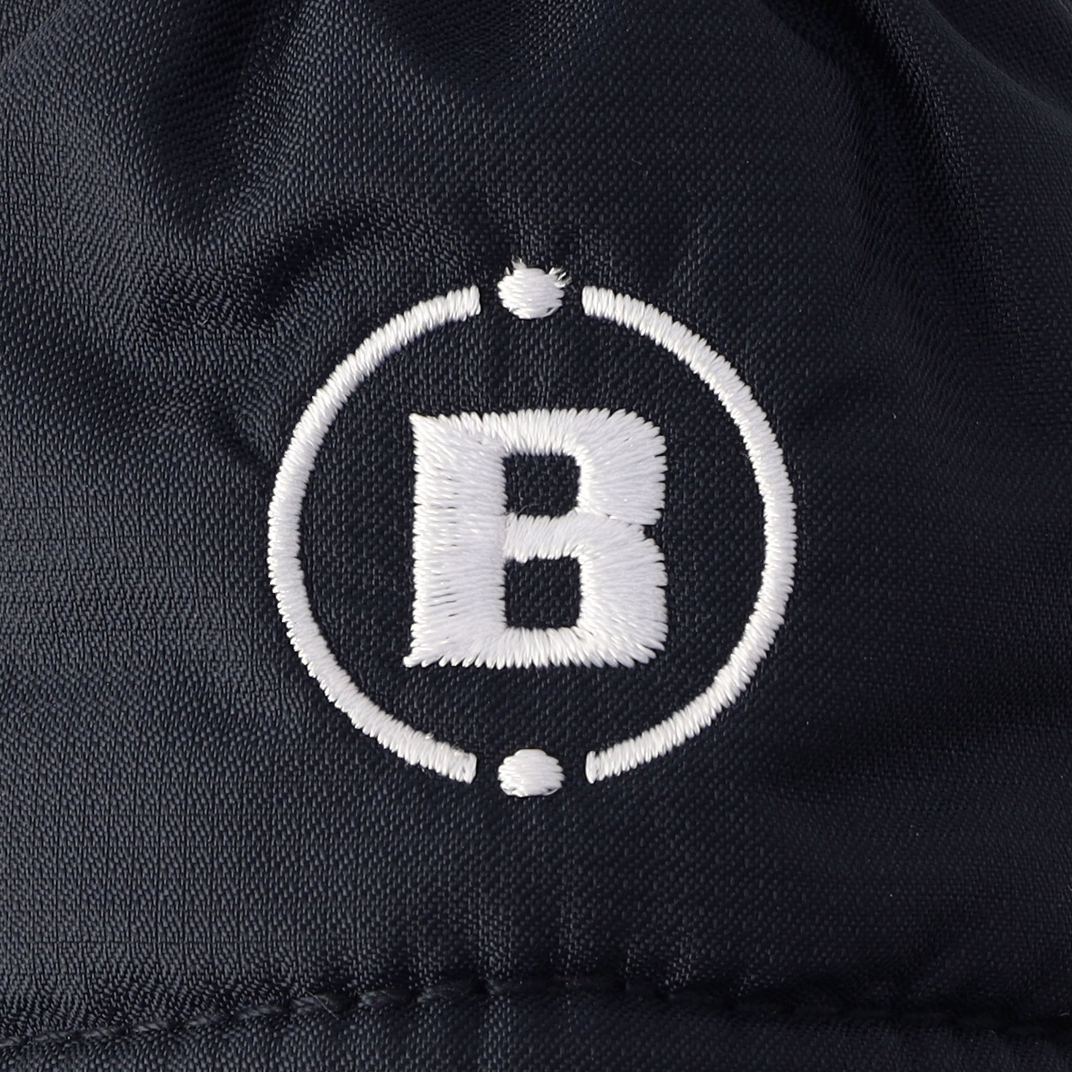 各所に刺繍で配したロゴがさりげないアクセントに。