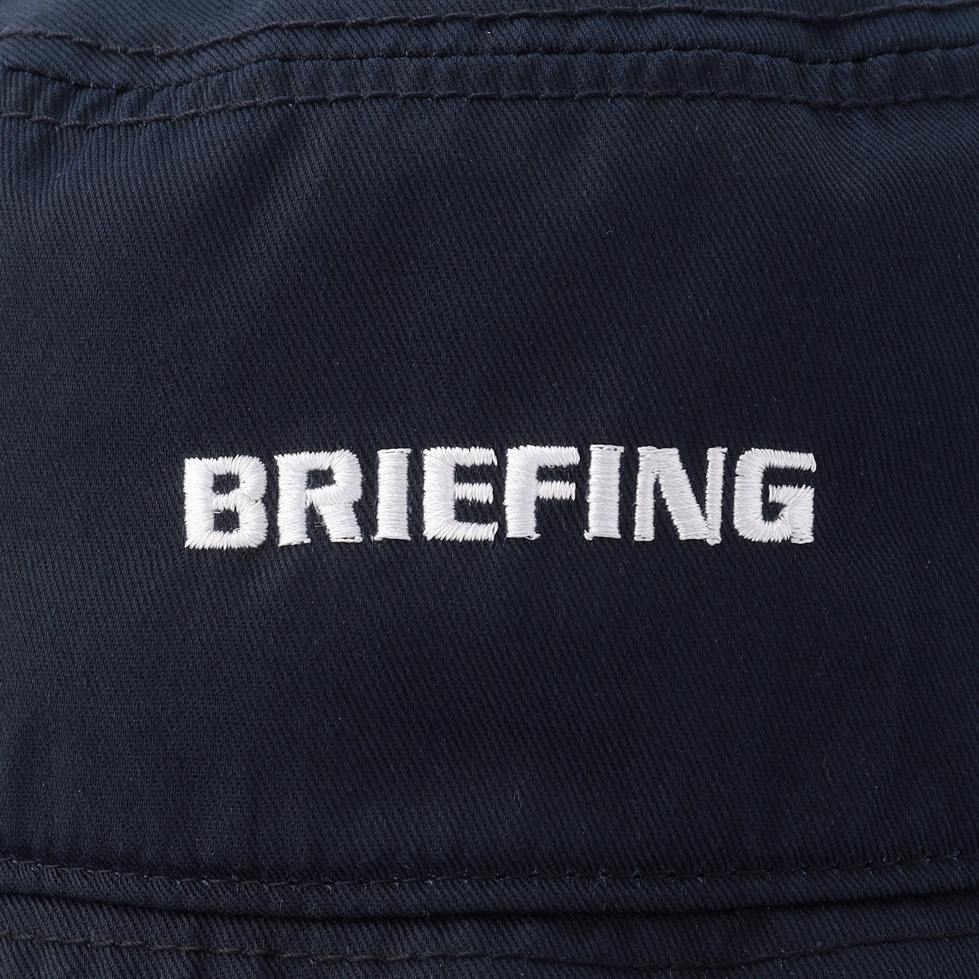 BRIEFINGロゴの刺繍がさりげないアクセントに。