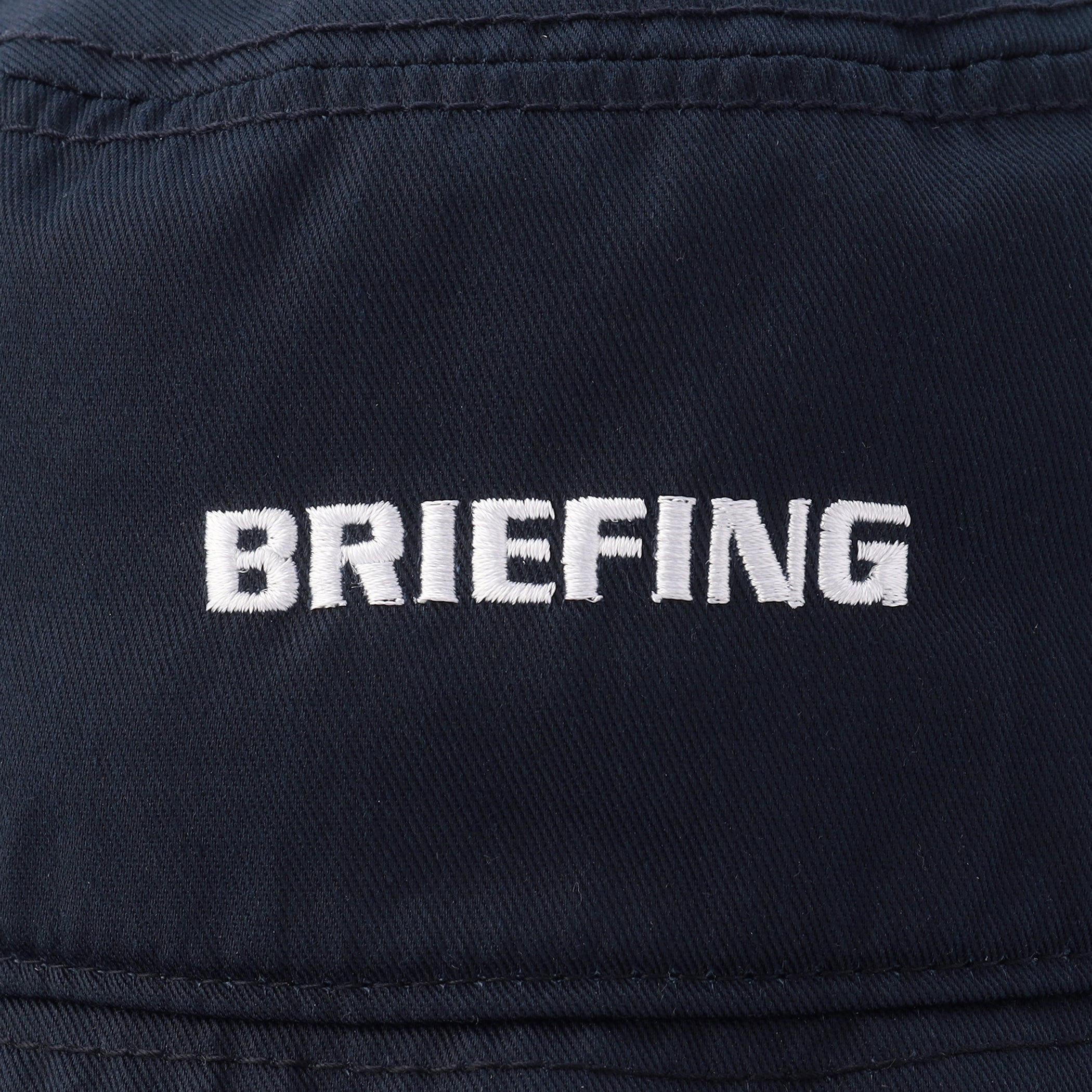 BRIEFINGロゴの刺繍がさりげないアクセントに。