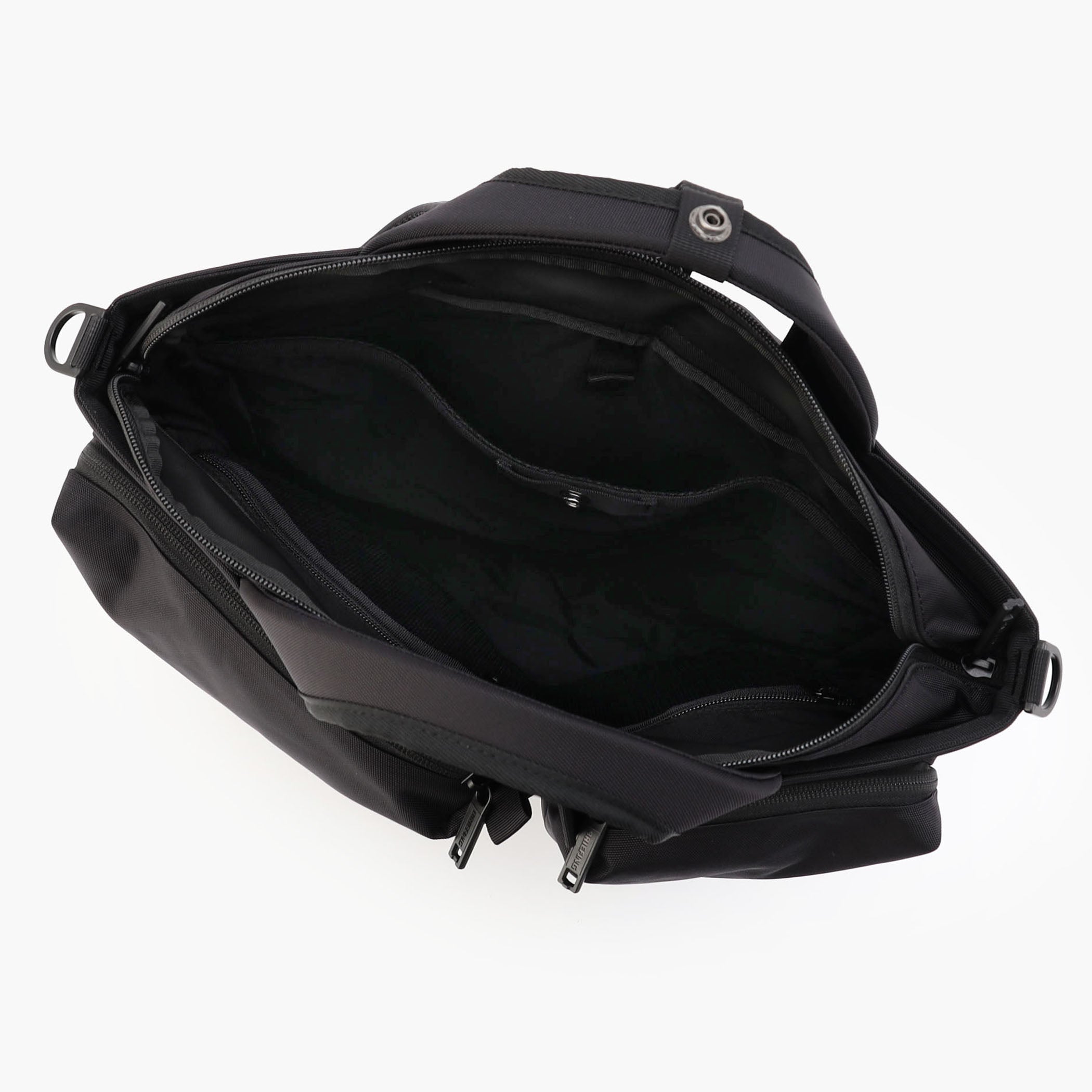 内側にはクッション材搭載のPCスリーブを搭載。15インチ程度のPCを収納可能です。