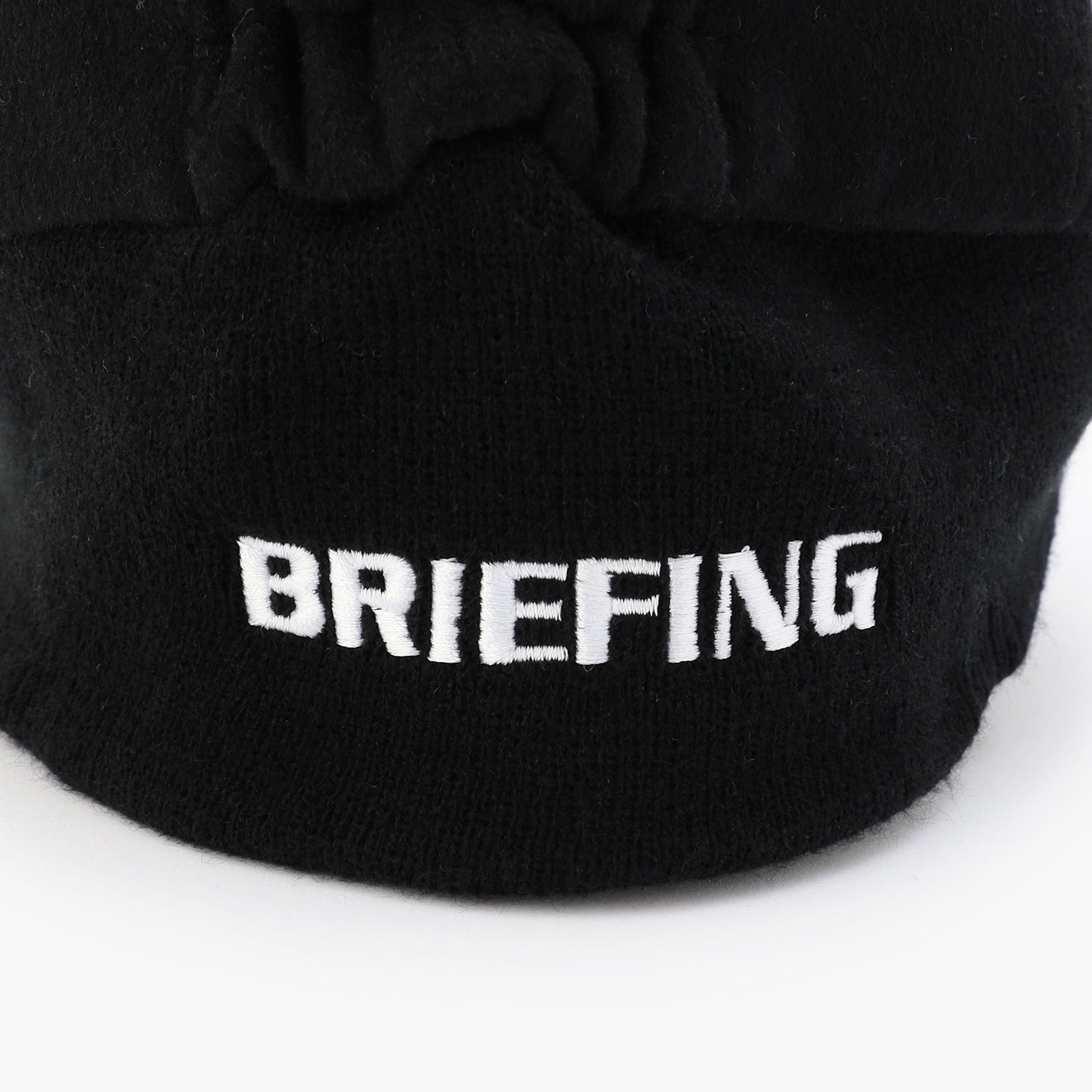 フロントとバックにはBRIEFINGロゴは刺繡の凹凸で表現しました。
